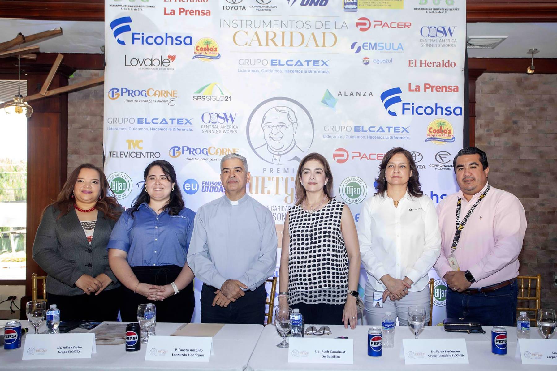 Claribel Posas, directora de OSOVI, Julissa Castro de Alcatex, Padre Fausto Leonardo Enríquez, Ruth Marie de Sabillón, Karen Stechmann de Grupo Financiero FICOHSA y Marvin López de Corporación Televicentro.