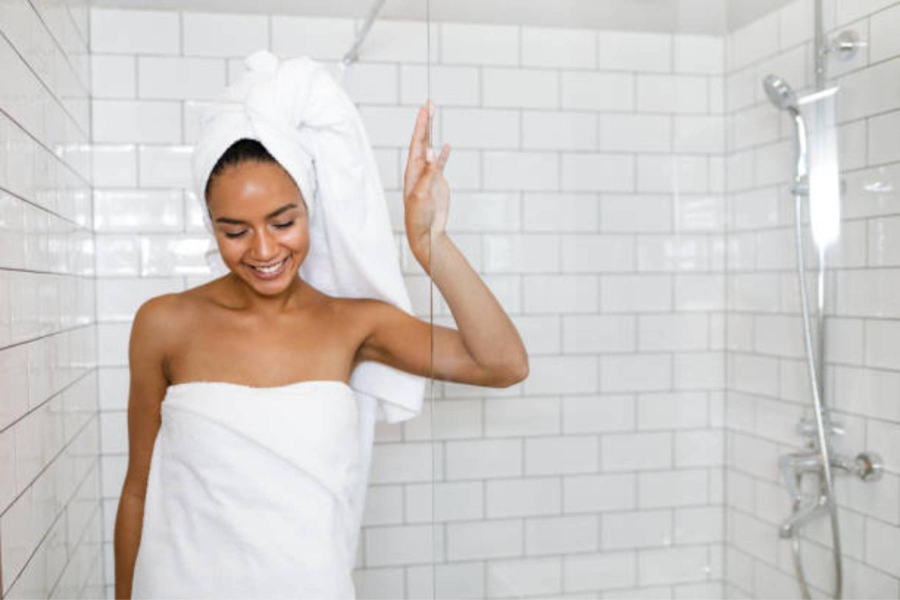 <b>Refresca tu piel de inmediato</b>Apenas notes que tu piel está roja o caliente, corre (literalmente) a darte un baño de agua fría o fresca. No uses jabones fuertes ni frotes tu piel. Solo deja que el agua haga su magia para bajar la temperatura.