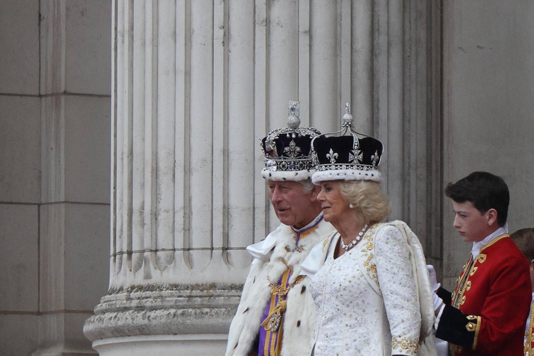 Los reyes y príncipes de Gales saludan desde el balcón de Bukingham