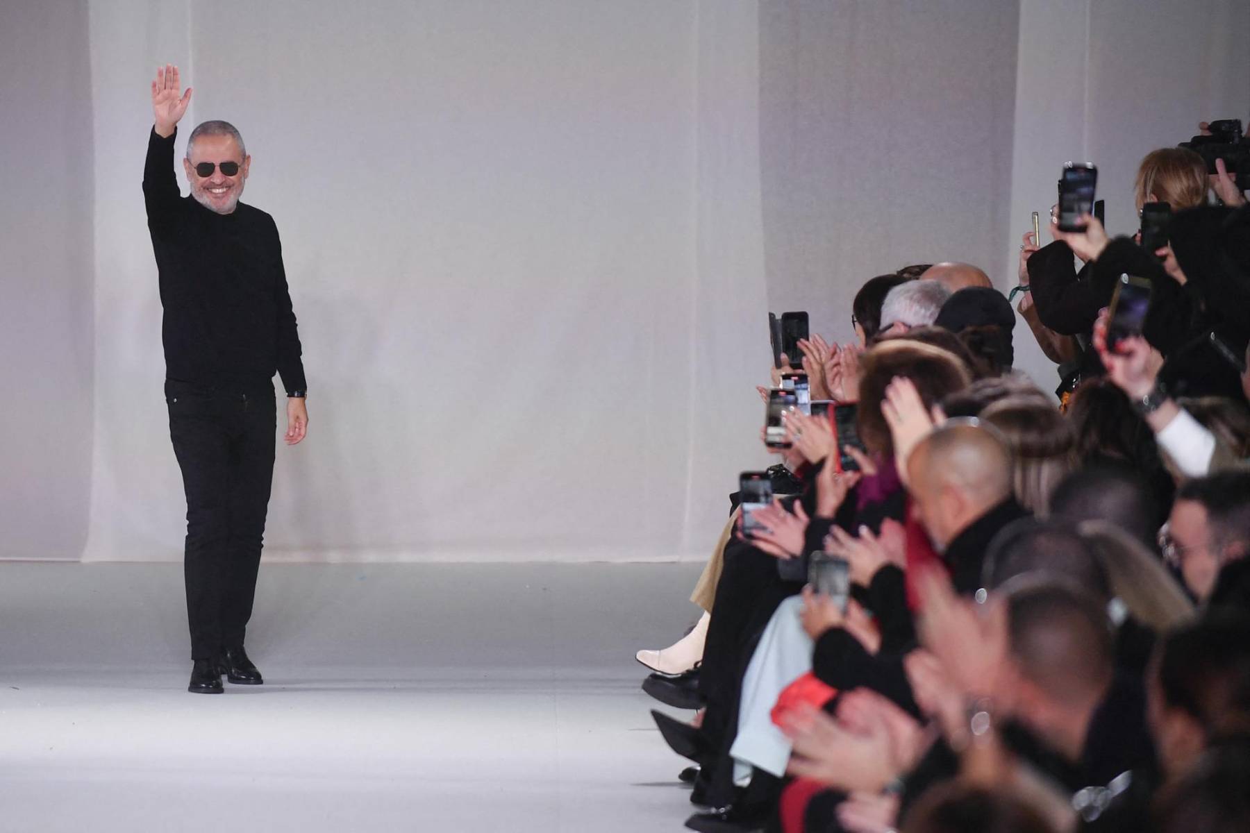 El diseñador saluda al final de su pasarela