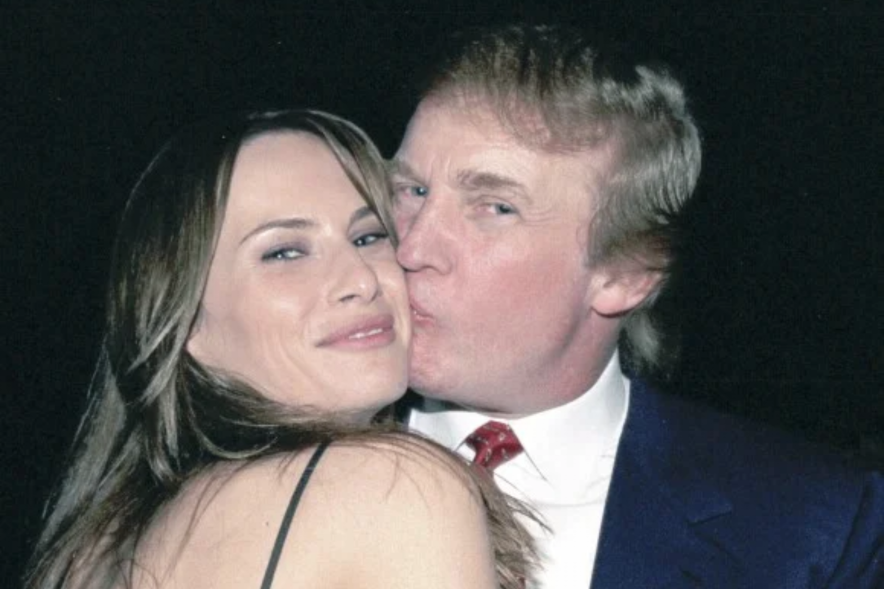 Aunque Melania se resistió a darle su número de teléfono, al final él le dio el suyo. Melania lo contactó días después, y así inició su relación. Donald se mostró persistente y conquistó la modelo con su estilo de vida glamoroso, llevándola a eventos importantes y reuniones sociales de alto nivel.