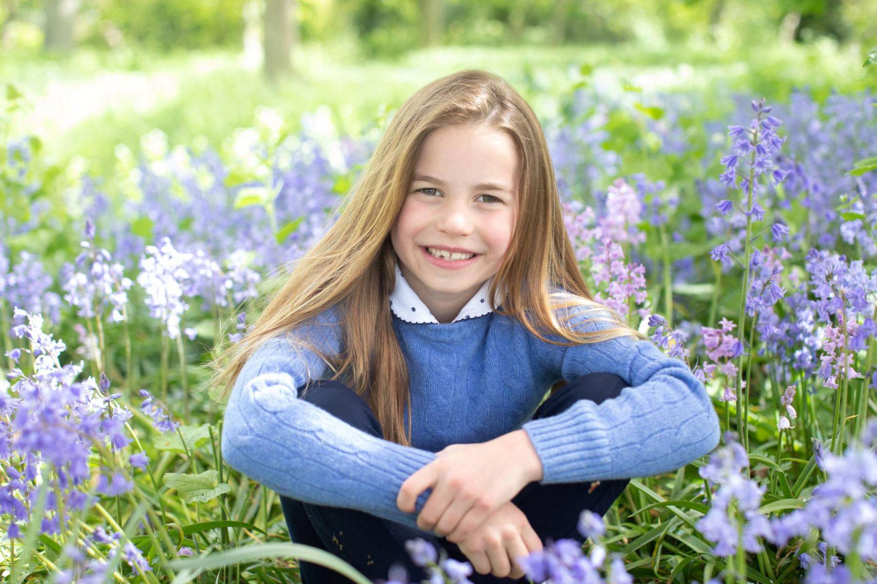 A George le sigue su hermana, la princesa Charlotte. Antes de 2013, se daba prioridad a un hijo sobre a una hija, pero ese año se aprobó una ley contra la discriminación de género en la línea de sucesión, aplicable a todos las nacidos después del 20 de octubre de 2011.