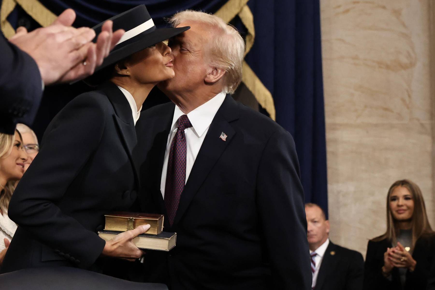 Melania Trump saludó con un doble beso a su esposo, minutos antes de la juramentación en el Capitolio. 