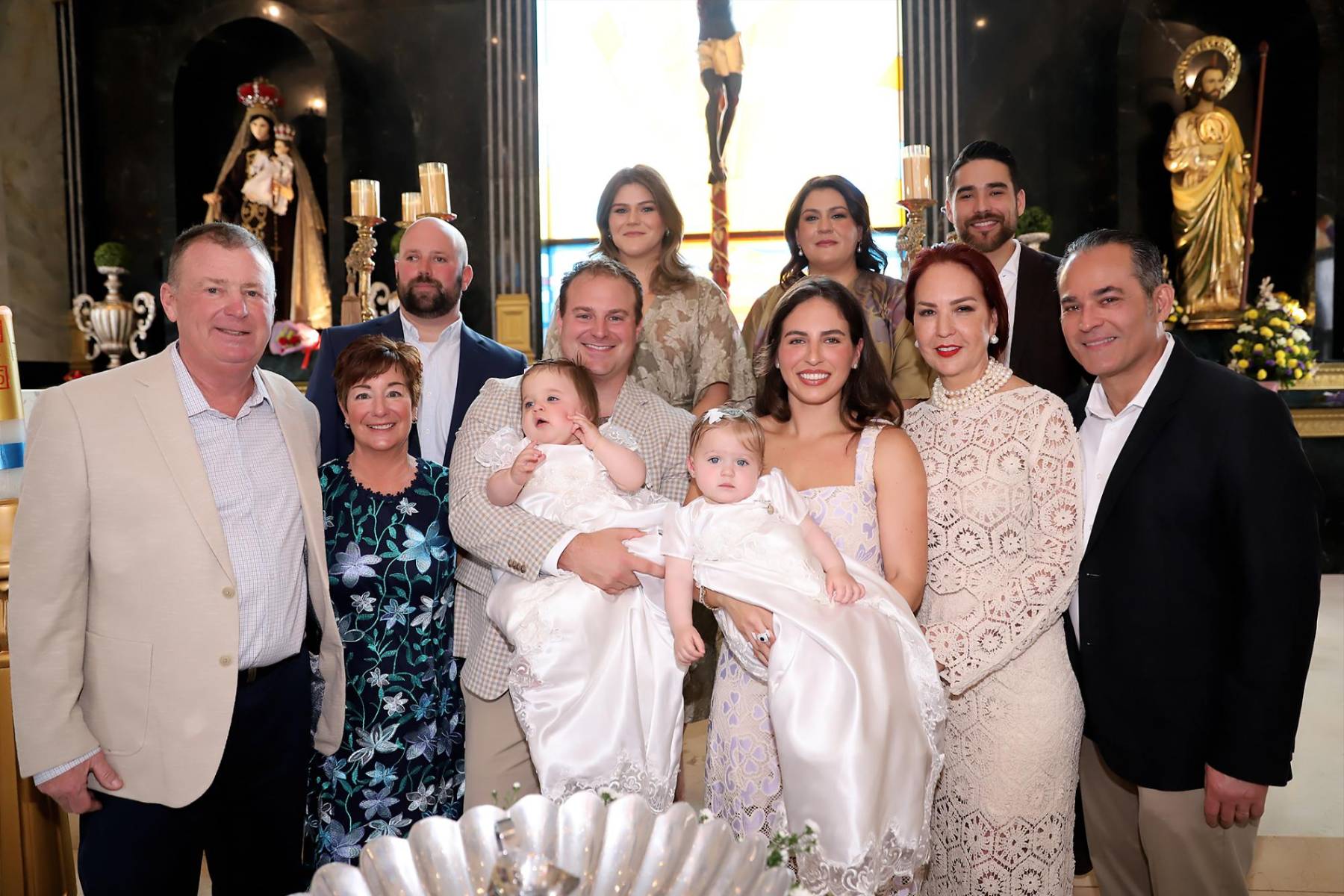 Sostenidas en los brazos de sus progenitores, acompañadas de sus padrinos y abuelos, recibieron con amor la bendición del bautismo.