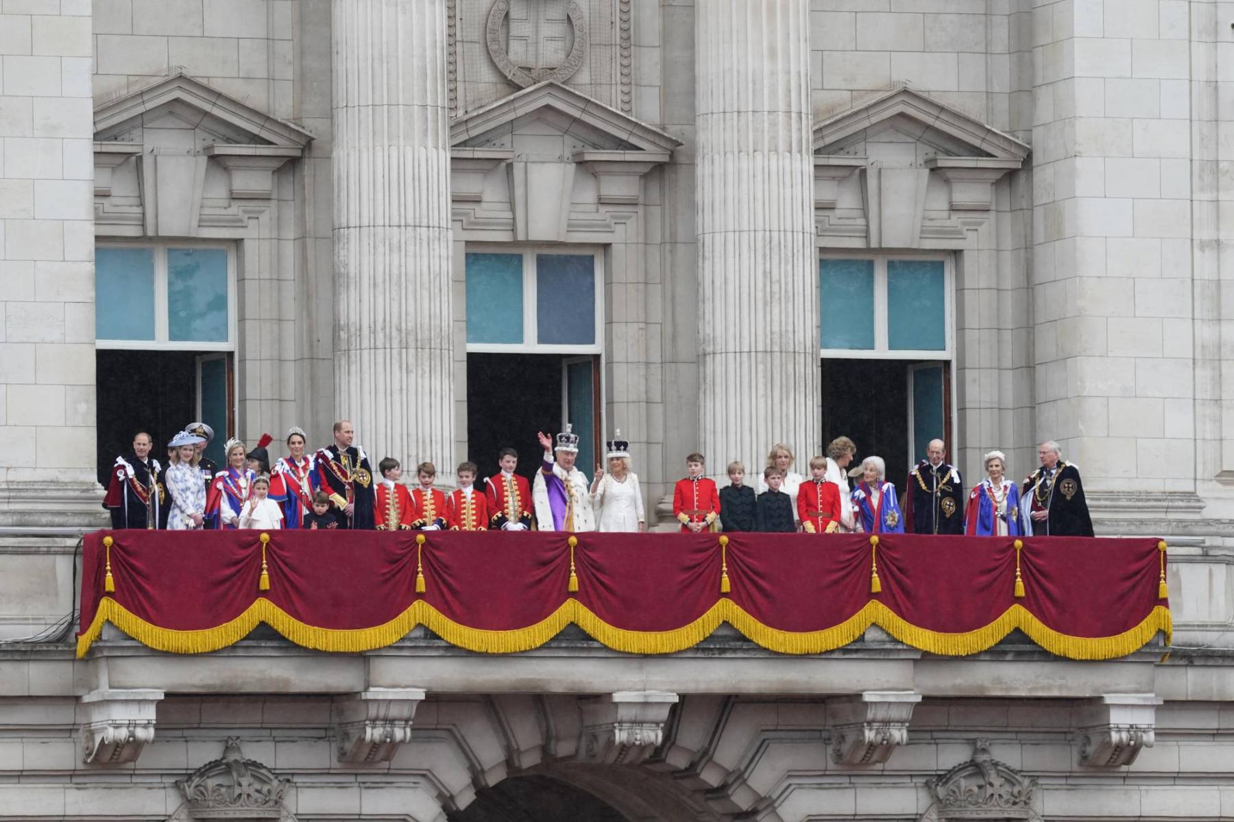 Los reyes y príncipes de Gales saludan desde el balcón de Bukingham