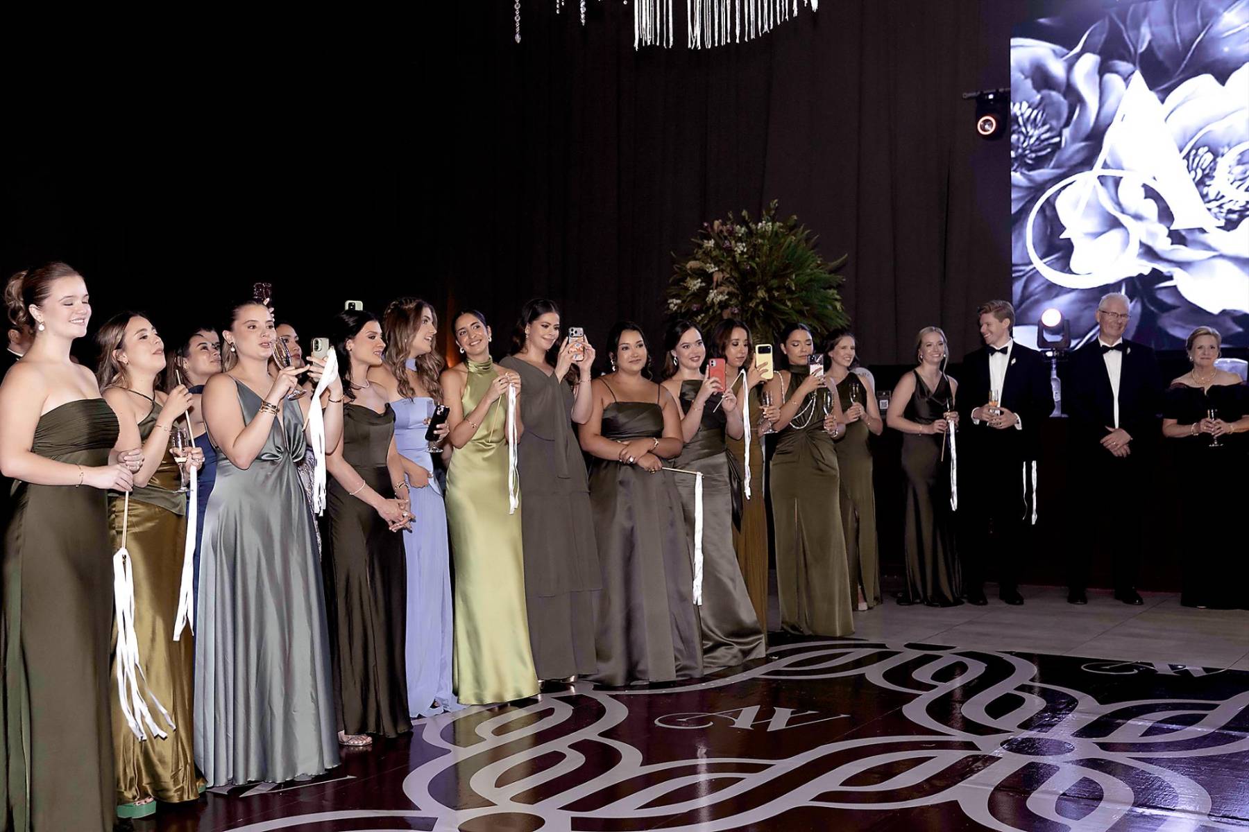El cortejo de damas integrado por las amigas de Andrea, se ubicaron a un lado durante el brindis.