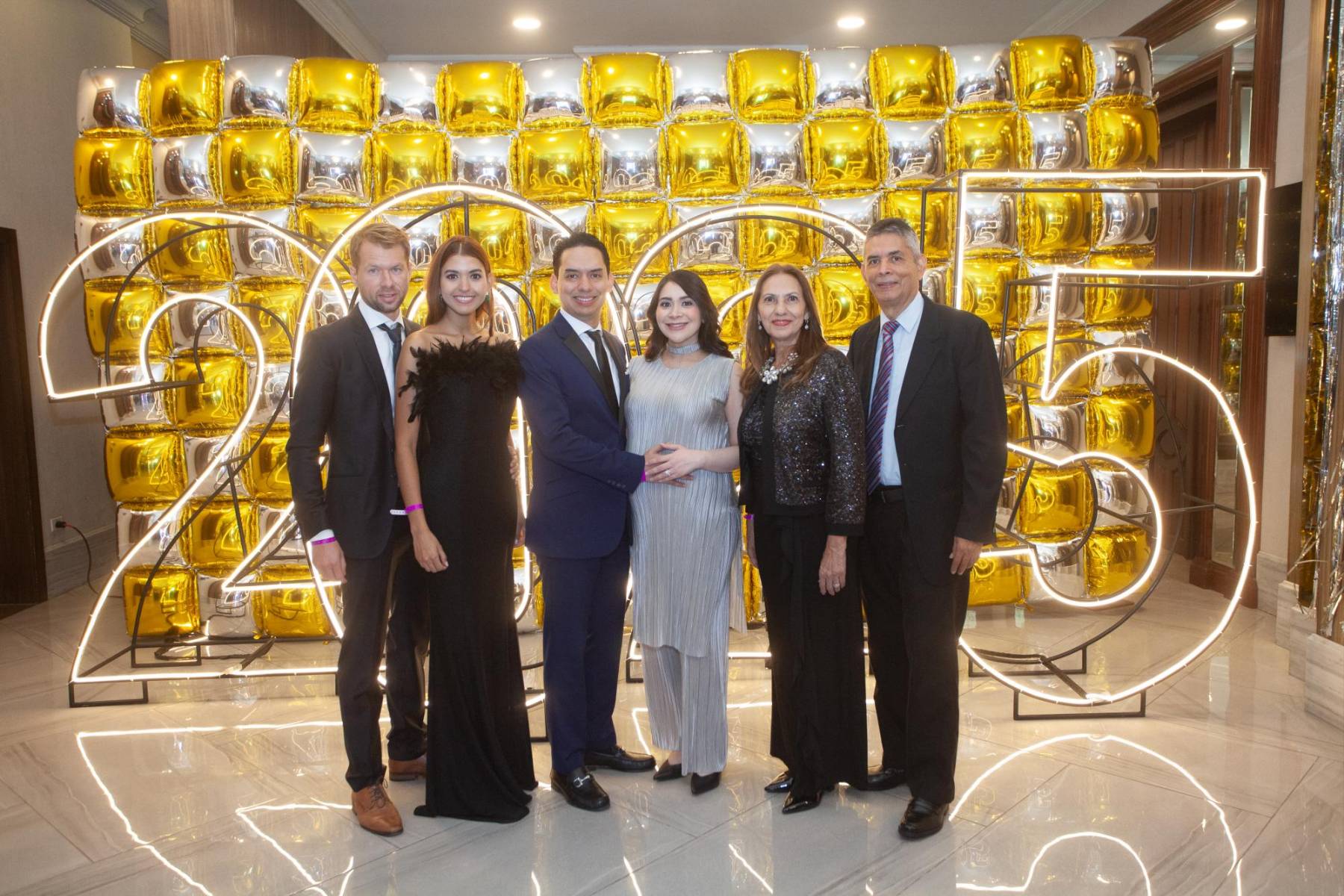 La Gala Night del Club Hondureño Árabe en San Pedro Sula fue el evento perfecto para despedir el 2024 con estilo y dar la bienvenida al 2025 en un ambiente lleno de elegancia y celebración. Este exclusivo evento, que reunió a socios e invitados especiales, destacó por su sofisticada decoración, un programa musical vibrante, y una experiencia culinaria de primer nivel. La noche estuvo cargada de momentos memorables, brindis y un espectáculo que reflejó el espíritu de renovación y esperanza con el que se inicia un nuevo año.