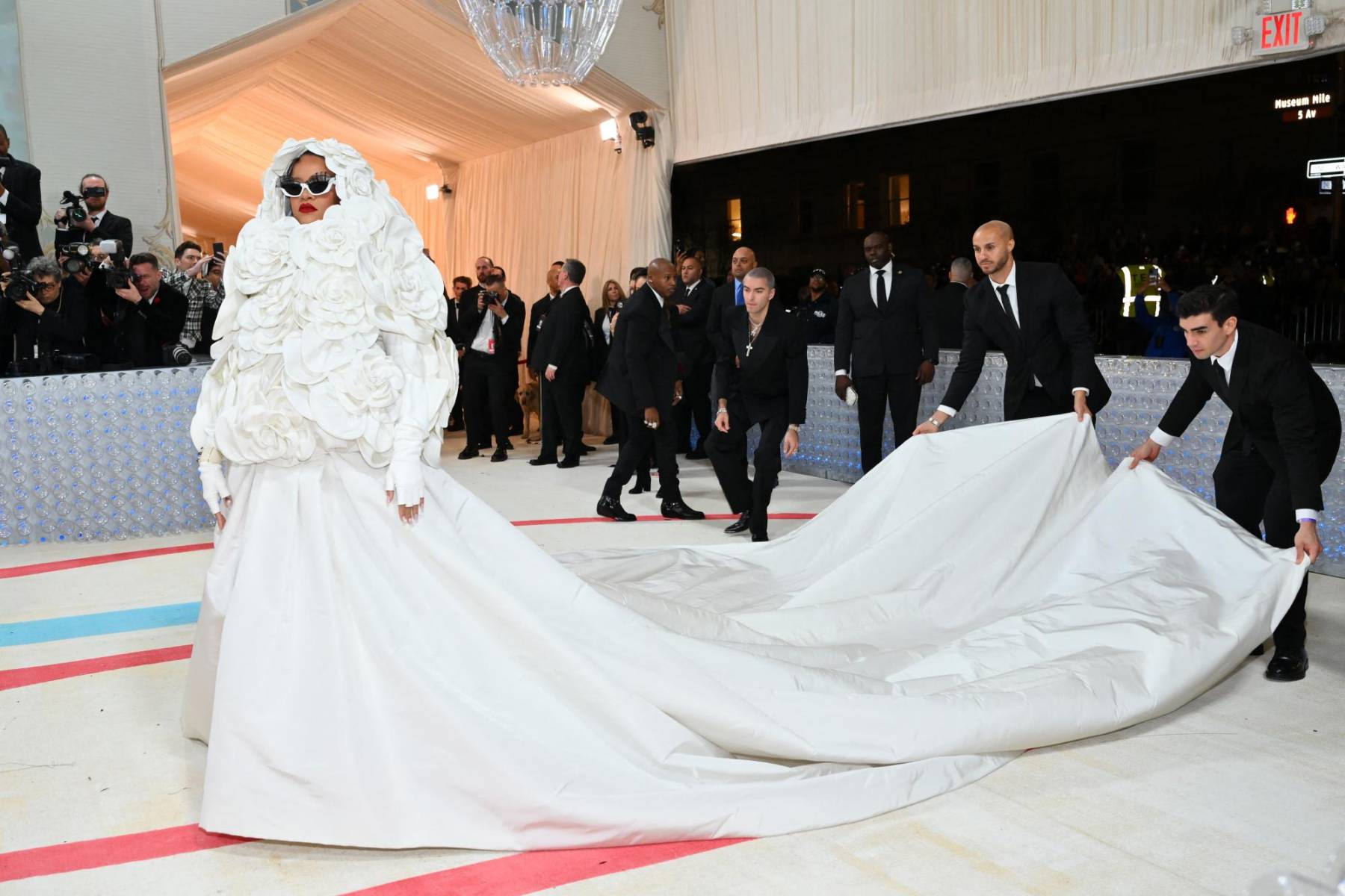 La capa oversize llevaba como detalle principal apliques de camelias, la flor insigne de Chanel que Karl Lagerfeld mantuvo vigente en sus creaciones para la maison francesa
