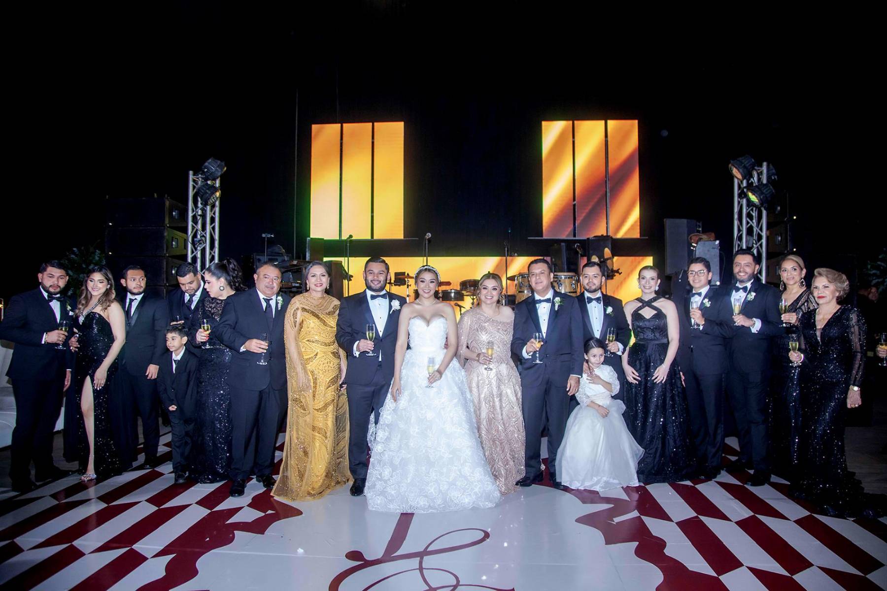 Vicente Contreras y Elsa Flores con su hijo Josué David, su esposa Jenny Maldonado y sus padres Jenny Villeda y Omar Maldonado.