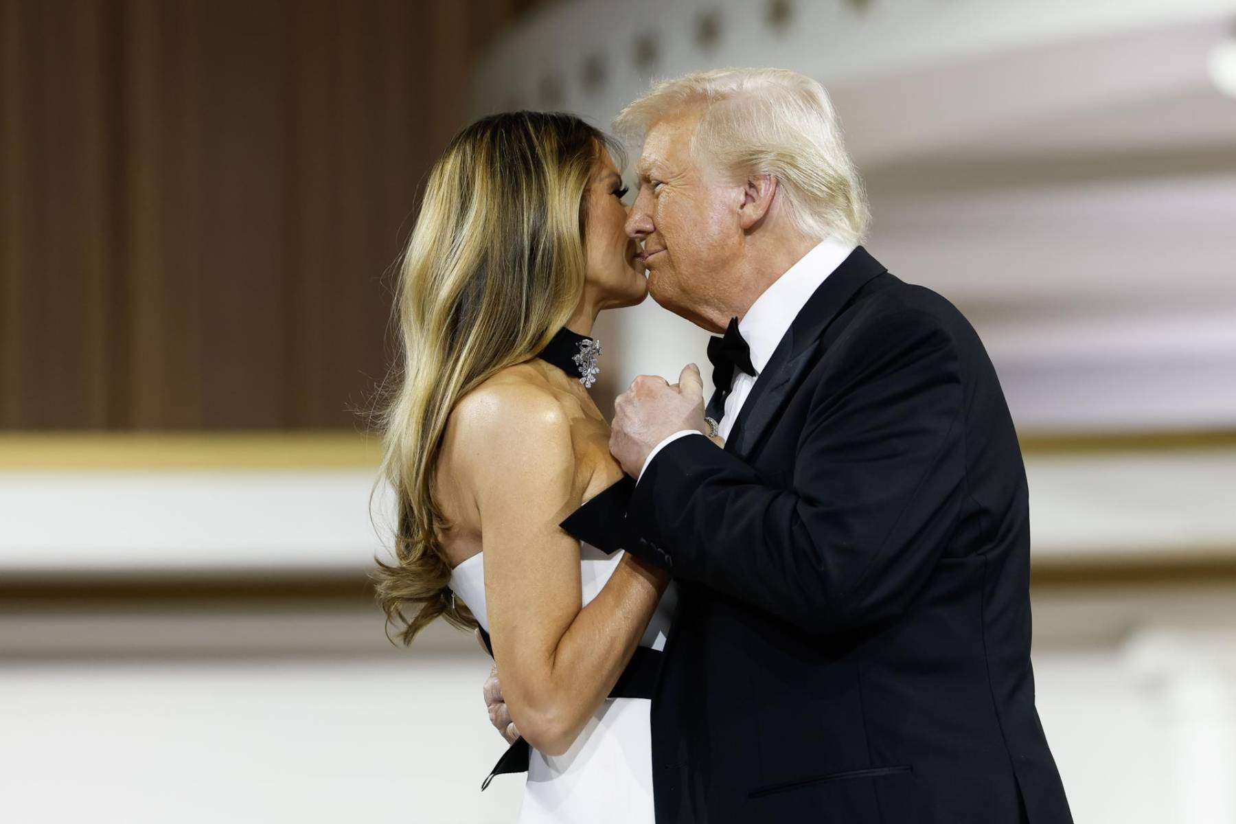 Sonriente y relajado, Donald Trump baila con su esposa Melania durante el Commander-in-Chief Ball 