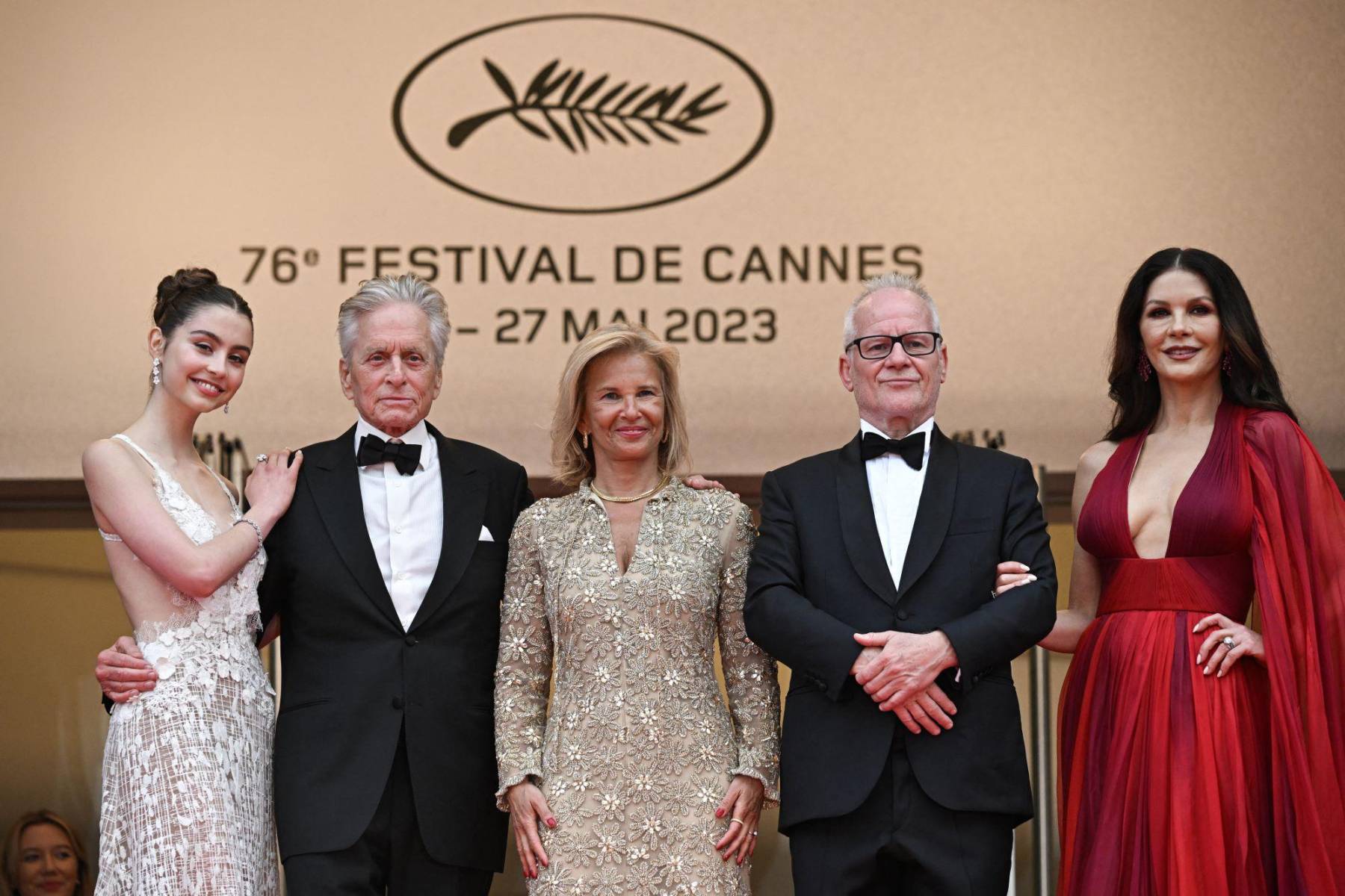 Michael Douglas posa con su hija Carys y su esposa Catherine, junto a la directora del festival, Iris Knobloch y el delegado general del Cannes Film Festival, Thierry Fremaux 