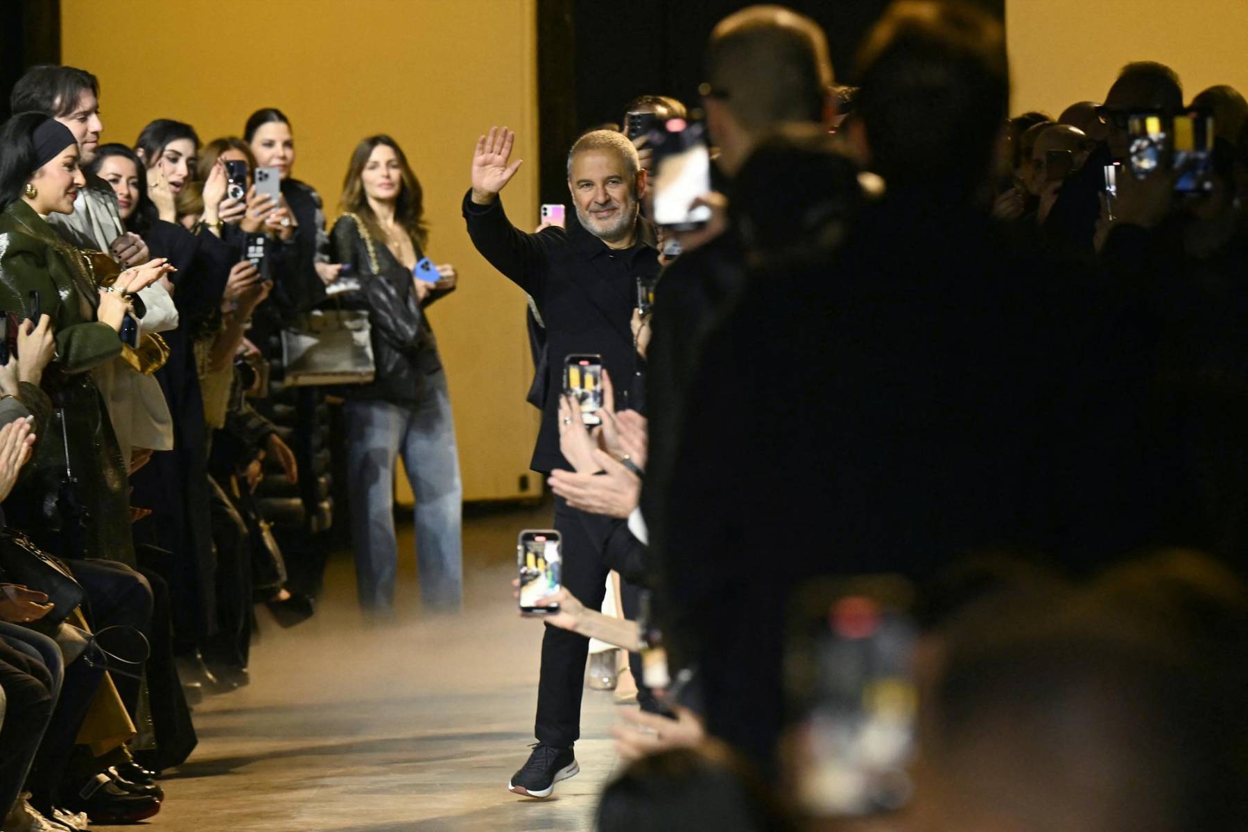 El diseñador Elie Saab saluda al público al final de su runway