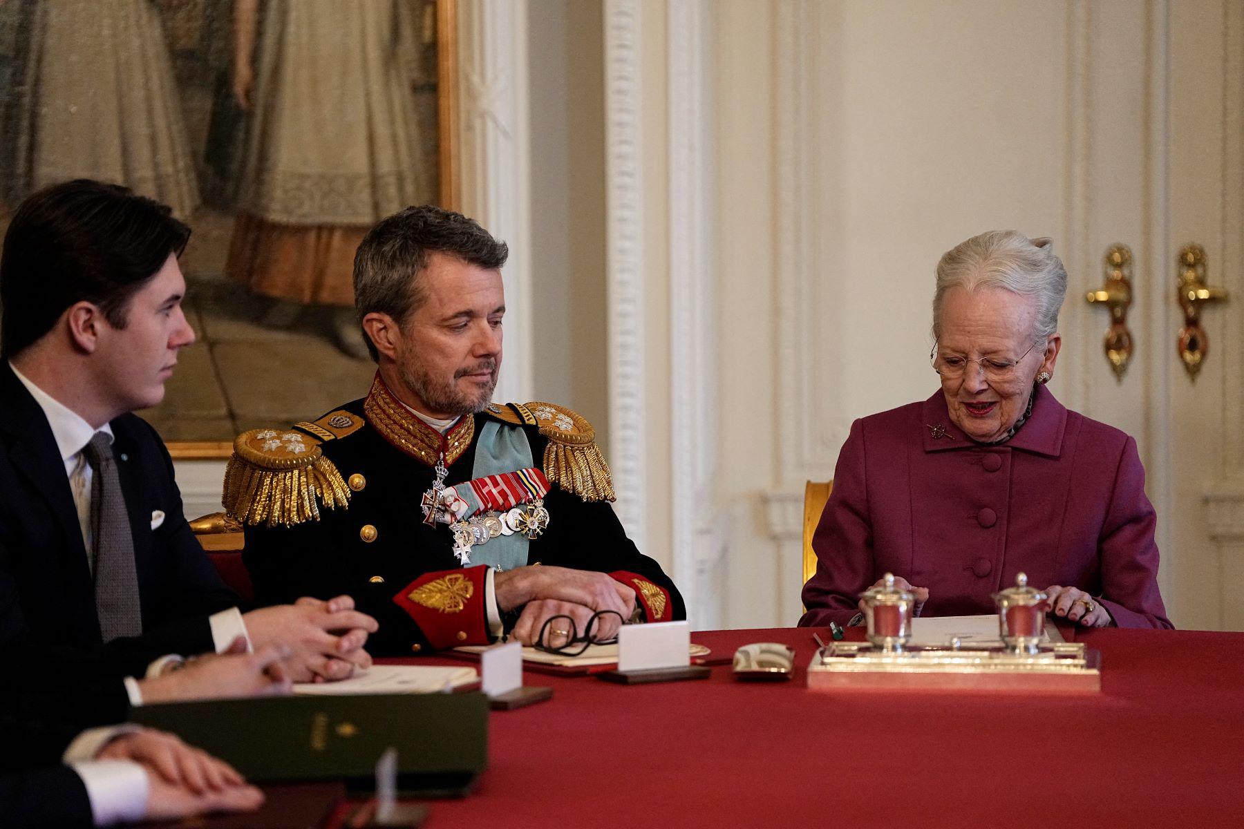 La reina Margarita, la primera monarca danesa que renuncia voluntariamente al trono en casi 900 años, firma la histórica abdicación en una reunión en el Palacio de Christiansborg. Junto a ella, su hijo y el nuevo rey, Federico X, y el heredero al trono, Christian.