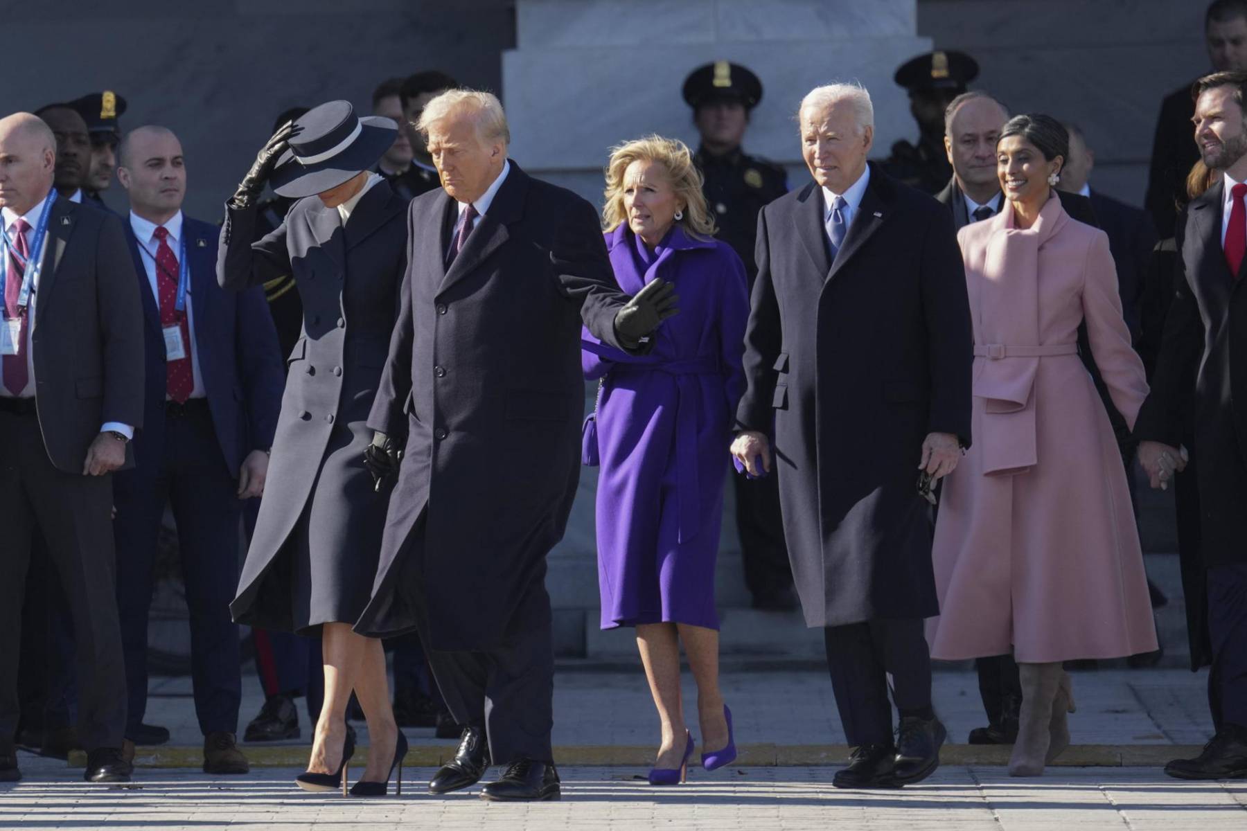 Melania y Donald Trump con el presidente saliente, Joe Biden y su esposa Jill, minutos antes de partir de la Casa Blanca