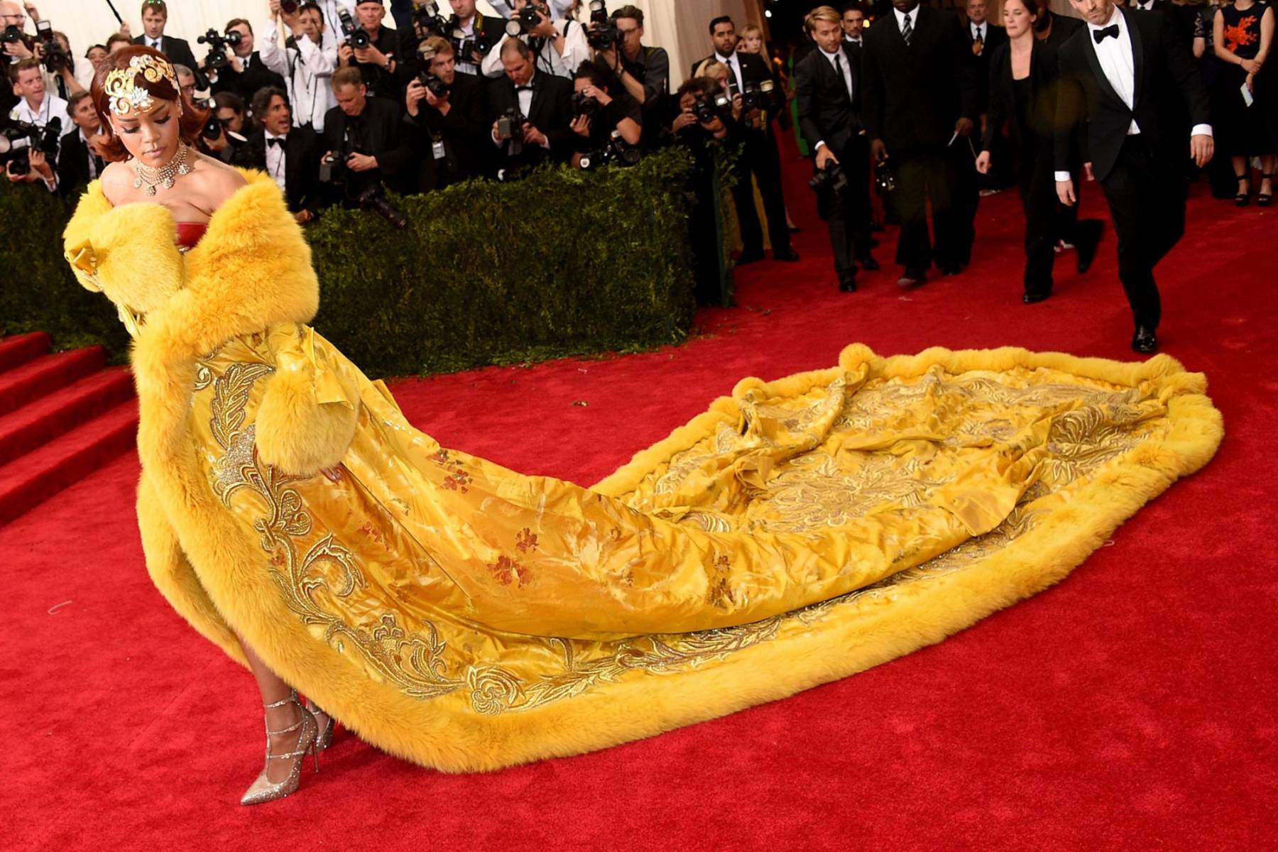 Rihanna.La Met Gala no es la Met Gala sin Rihanna. La estrella de Barbados regresa al evento que ha dominado como una verdadera emperatriz del estilo. Desde atuendos papales hasta homenajes a la alta costura china, Riri no solo asiste, impone narrativa.