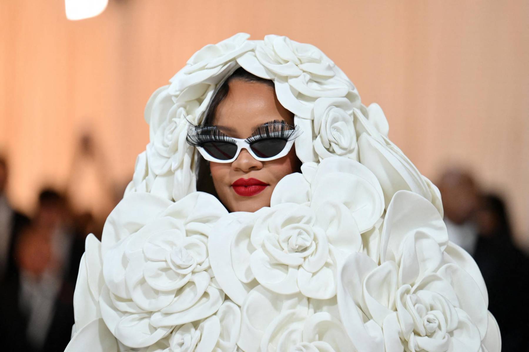 Rihanna complementó su look con unas gafas cat eye con pestañas postizas XXL