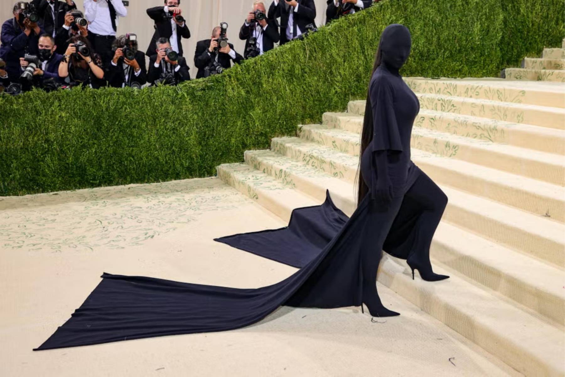 Kim Kardashian.Amada y criticada por igual, Kim ha sido una constante desde 2012. Ya sea cubierta de cristales o enfundada en un Balenciaga negro que le cubría hasta la cara, su presencia siempre genera conversación y nunca pasa desapercibida. 
