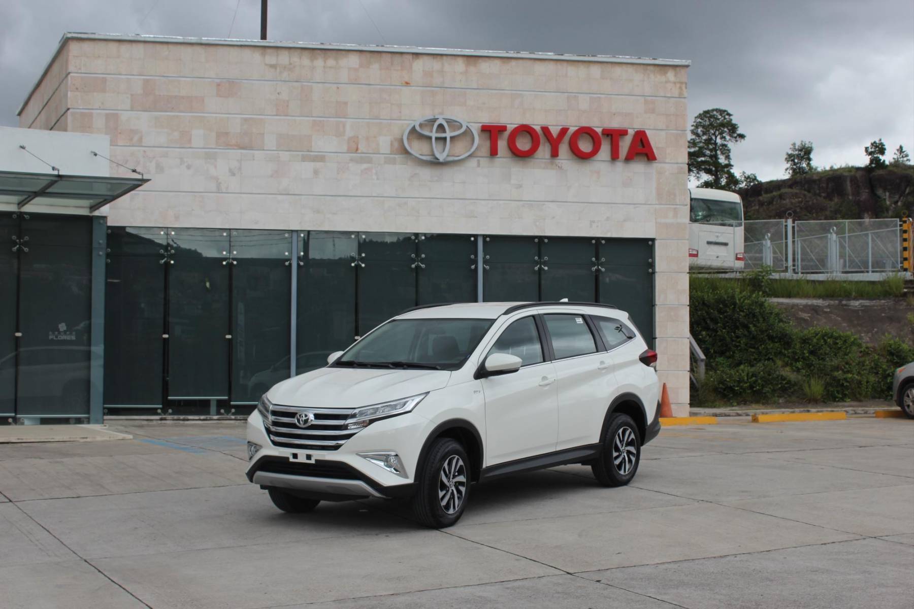 Toyota Rush presenta un diseño exterior de gran elegancia, destacado por sus acabados refinados. Su estilo fluido, especialmente en la rejilla central que se extiende desde el emblema hasta los faros delanteros, crea una sensación de amplitud que realza aún más su apariencia.