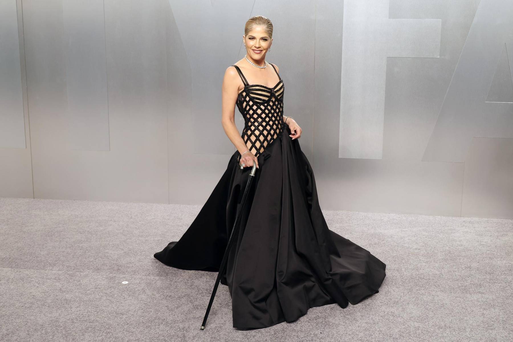 Selma Blair desfiló con ayuda de un bastón, su apoyo desde que padece esclerosis múltiple