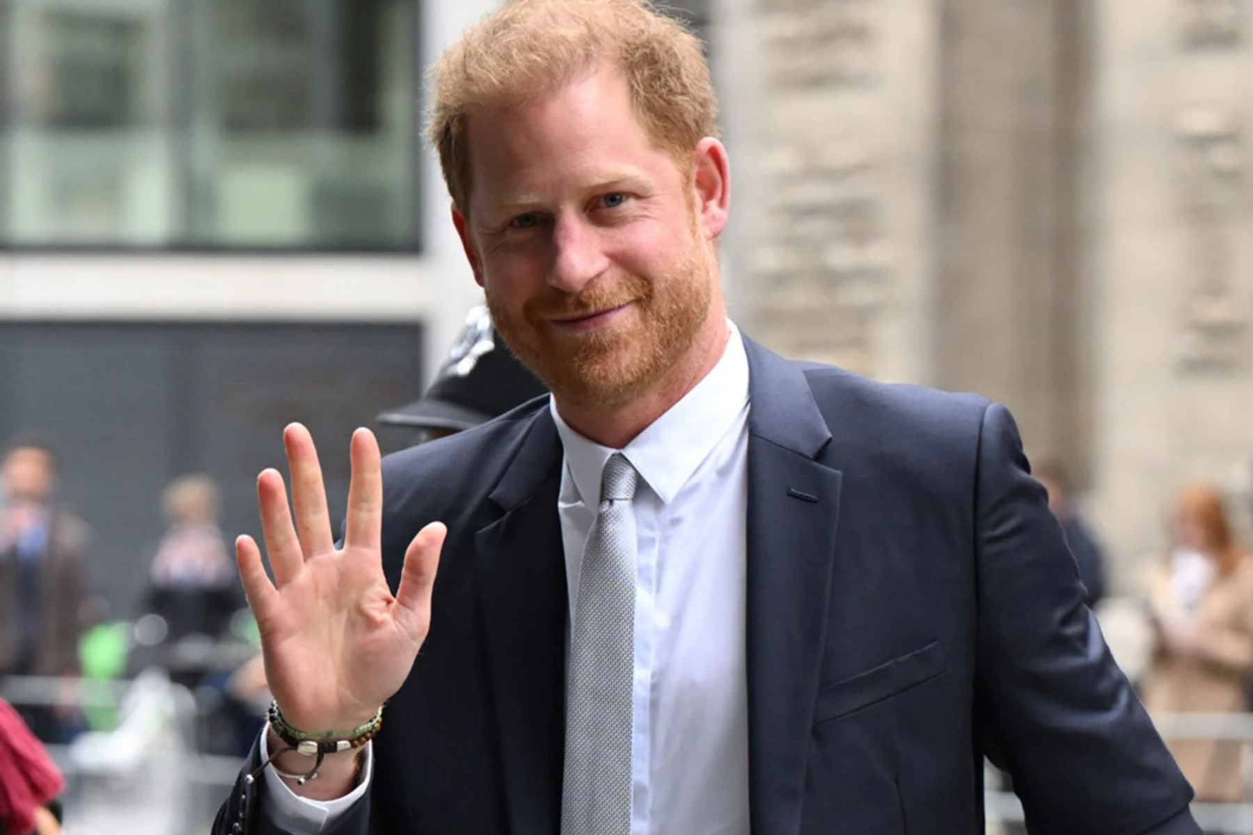 Según ha publicado el diario <i>The Mail on Sunday, </i>el príncipe Harry podría estar preparando un regreso estratégico a la familia real británica, buscando reparar su imagen pública y fortalecer lazos con la monarquía. Tras años de distanciamiento, su enfoque sería discreto y moderado, marcando un nuevo capítulo en su relación con la Corona y el Reino Unido. Más detalles a continuación.