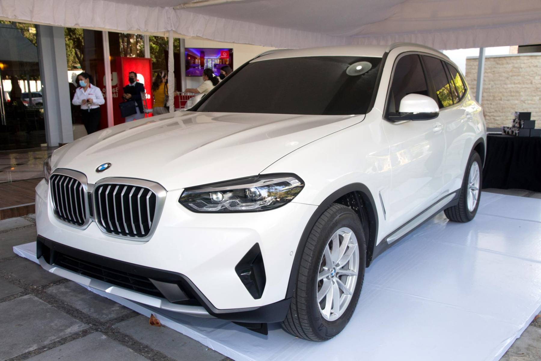 Exhibición de vehículo BMW, puede adquirirlo con financiamiento en Banco Atlántida. 