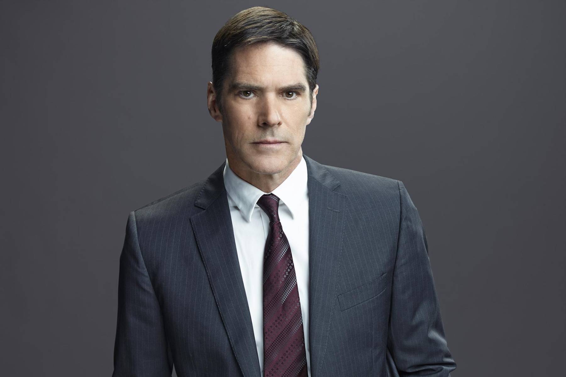 <b>Thomas Gibson</b>Fue un famoso por interpretar durante años un agente del FBI en Mentes Criminales, pero su fata de control hizo que lo despidieran de la serie. Thomas pateo al guionista, Virgil Williams, durante una discusión donde hubo diferencias creativas en el set.