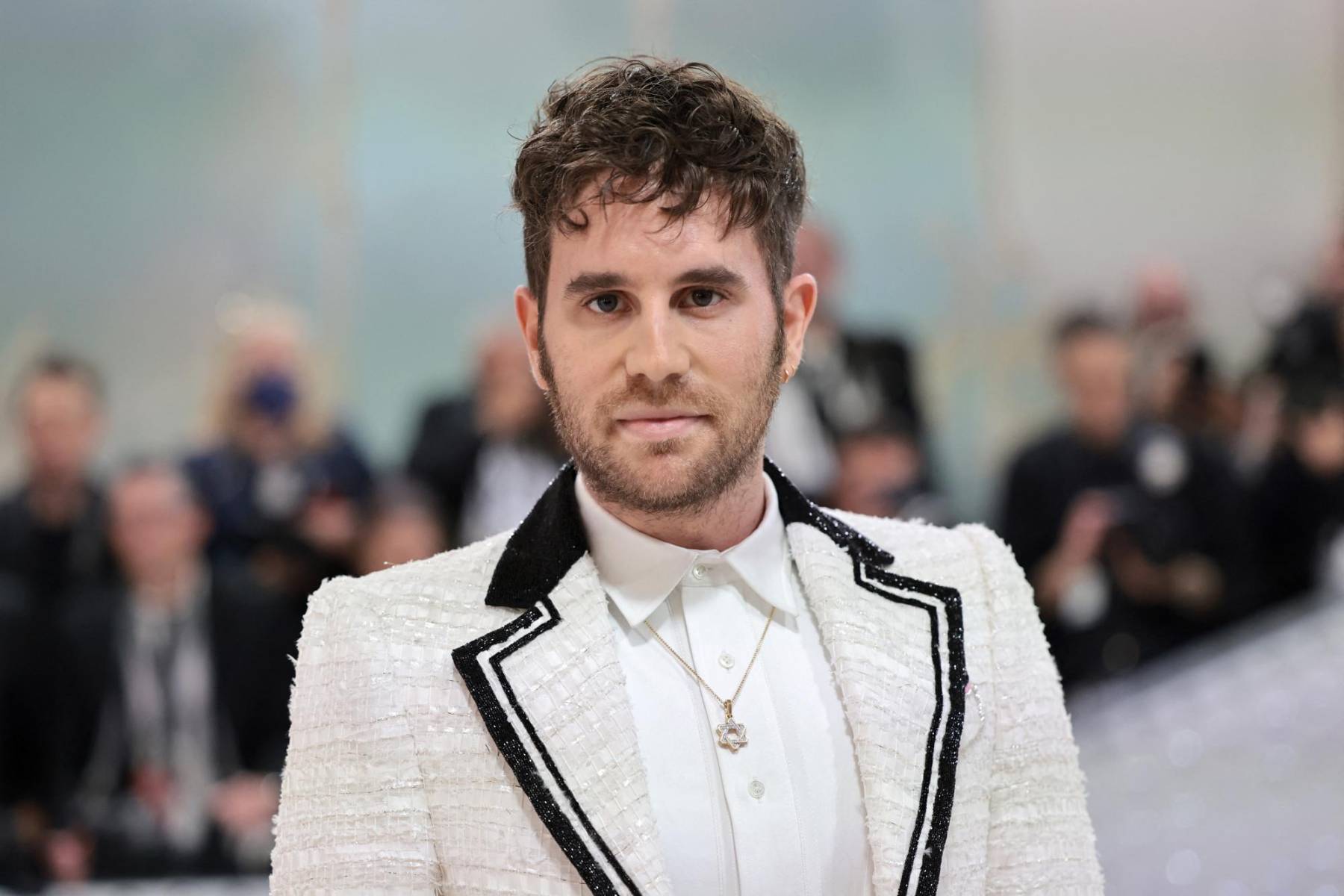 Ben Platt en un suit de tweed