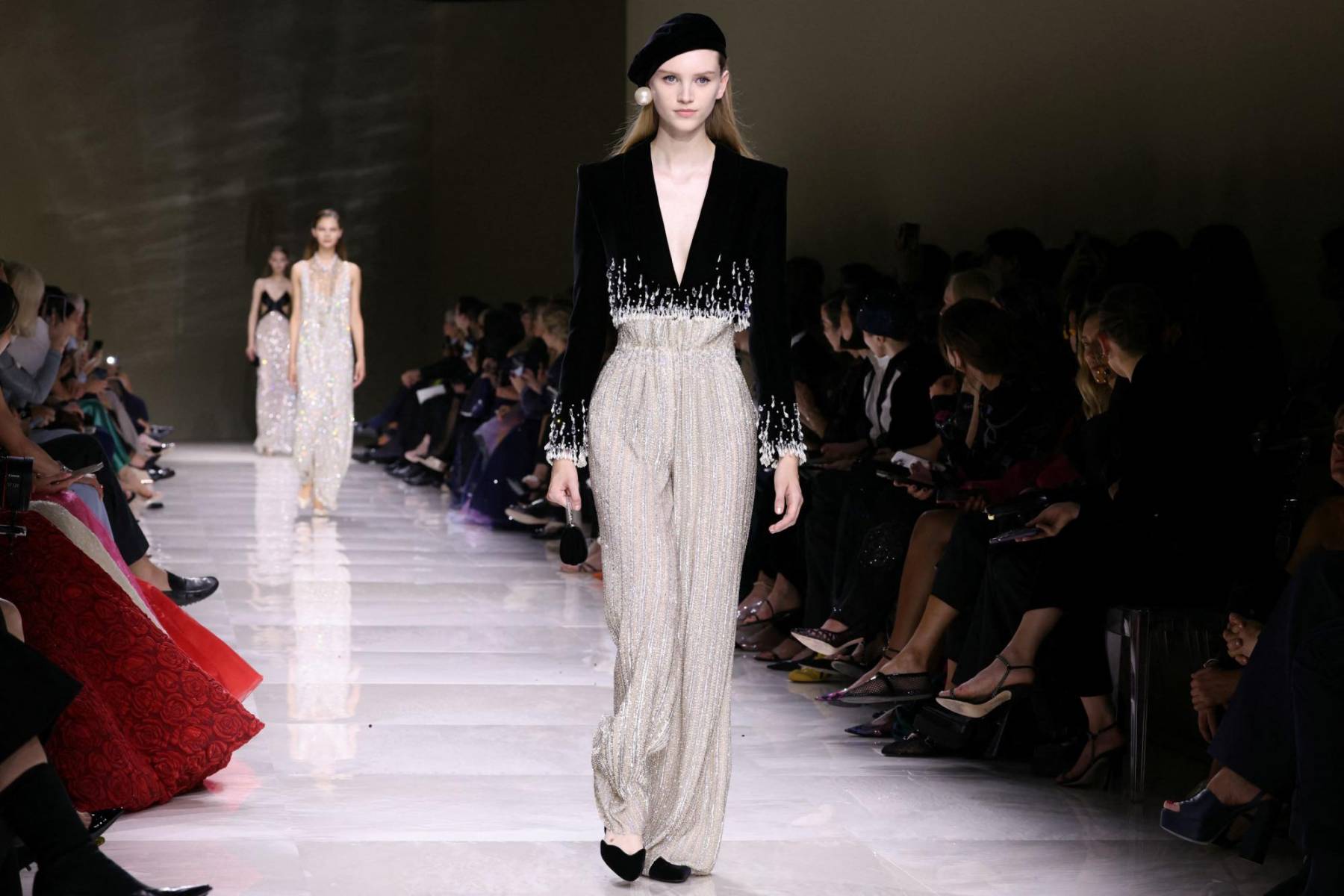 La coherencia estilística se hace sentir en la colección que responde a las tendencias contemporáneas sin sacrificar la esencia que define a Giorgio Armani
