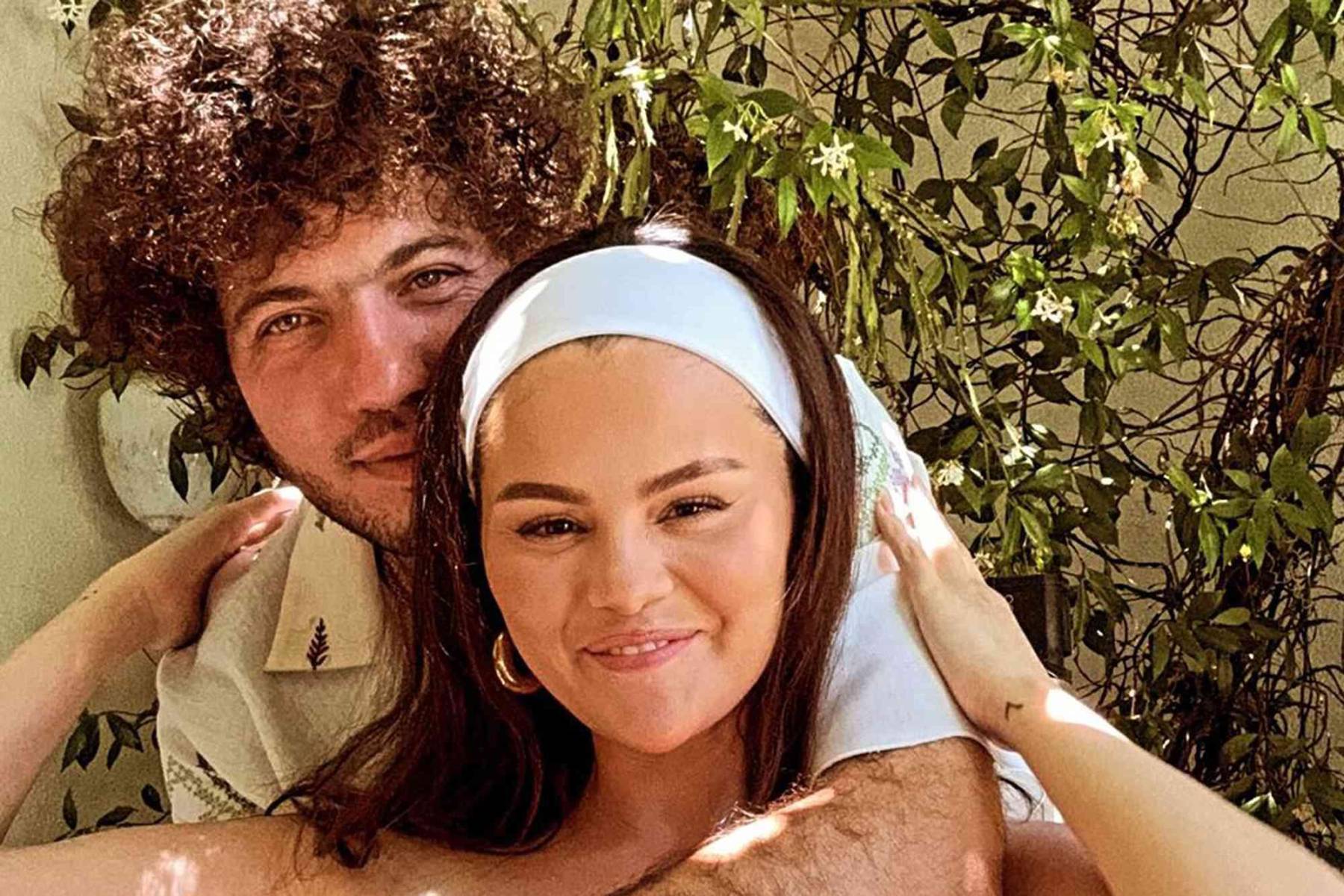 En cuanto a su novio, la cantante dijo: “Nunca me han amado de esta manera. Él simplemente ha sido una luz. Una luz completa en mi vida. Él es mi mejor amigo. Me encanta contarle todo”. Pero a pesar de eso, no hay presión sobre la pareja para casarse pronto.