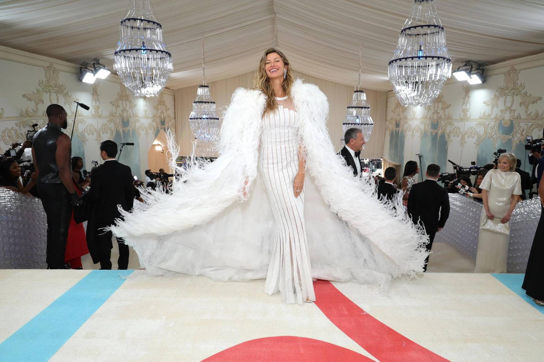 Giselle Bundchen brilló en la alfombra tricolor del MET con un impresionante vestido vintage de Chanel que ella misma dijo que no recordaba si era del año 2006 o 2007. 