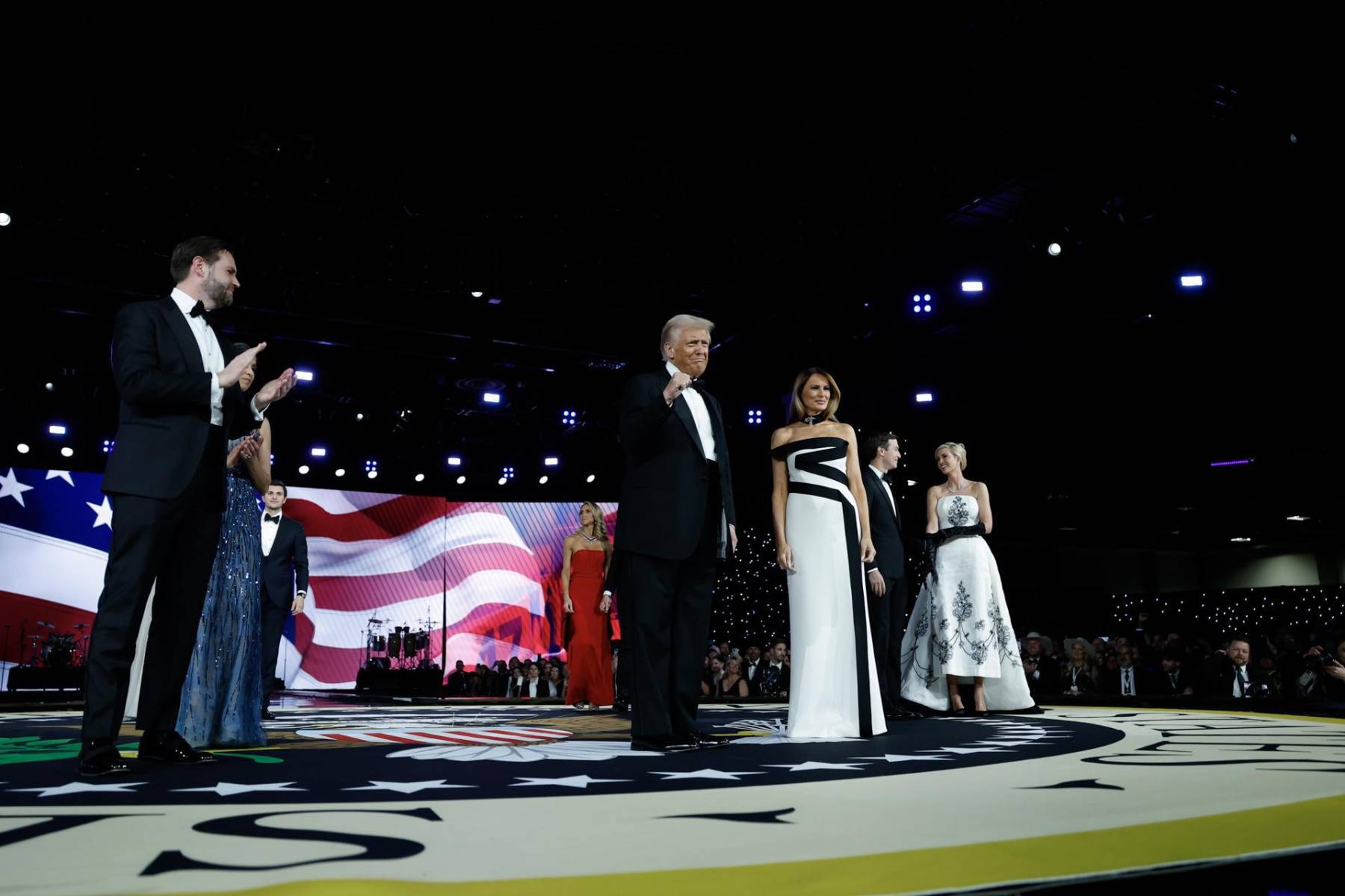 JD Vance y su esposa Usha acompañan al presidente Donald Trump y su familia en el Liberty Ball 