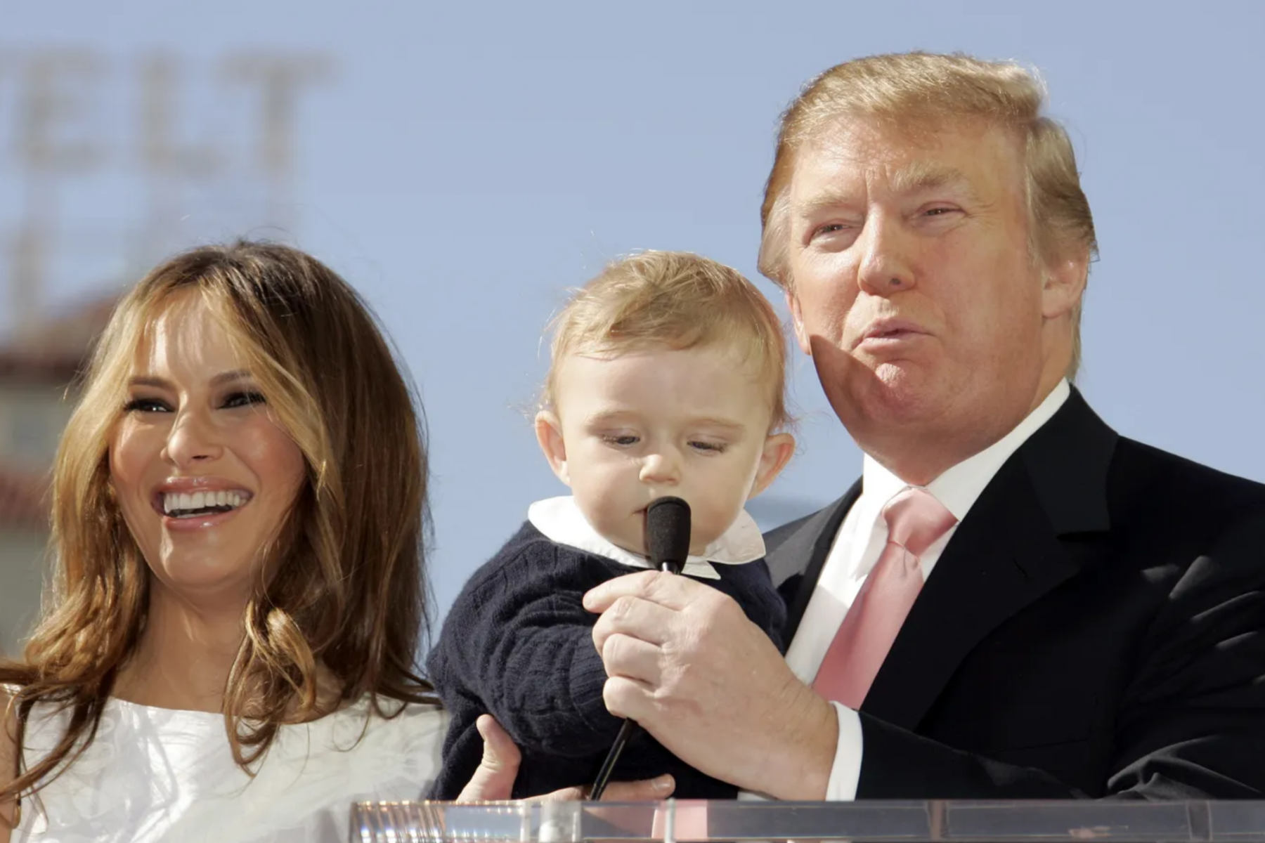 Es el único hijo biológico de Donald y Melania Trump, aunque Donald tiene otros cinco hijos de matrimonios anteriores.