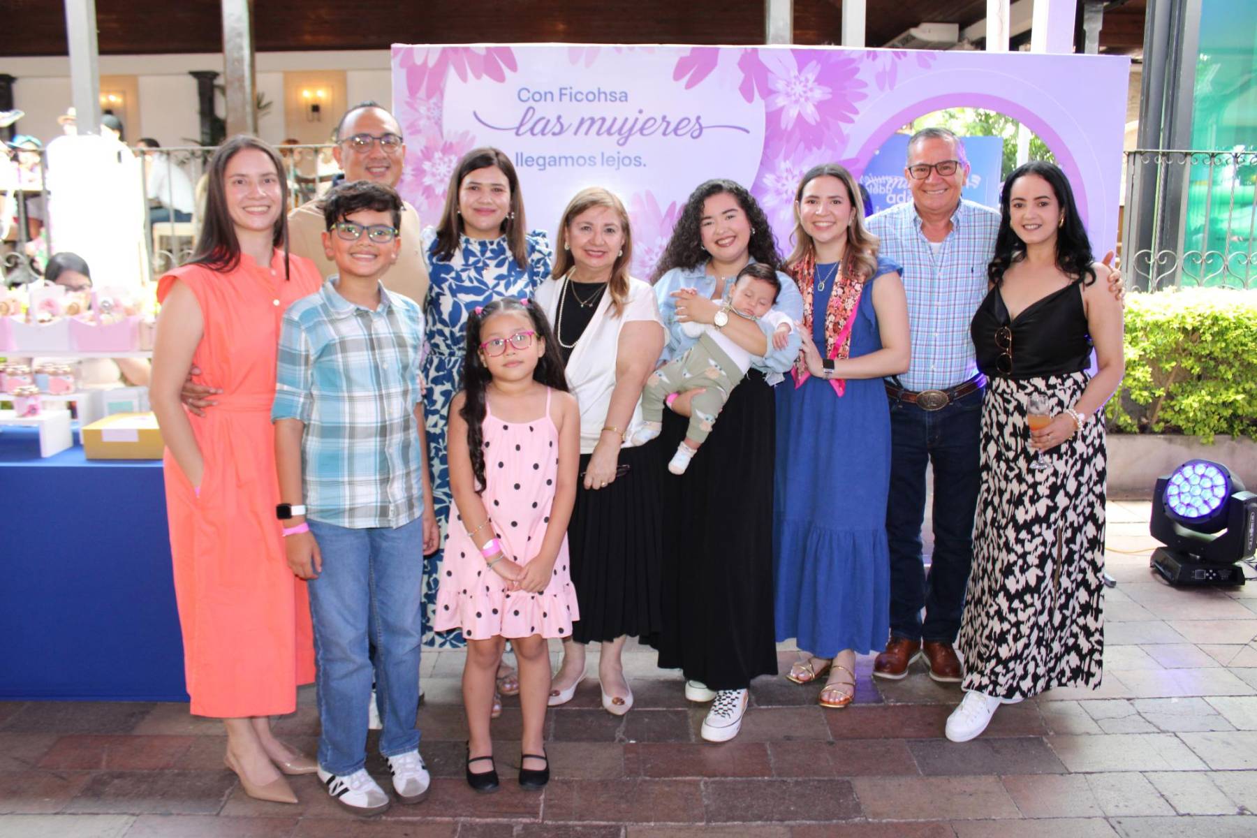 En el Día de la Madre Hondureña, Banco Ficohsa se lució con una celebración digna de las verdaderas protagonistas del hogar. El evento Brunch Para Mamá transformó el restaurante La Cuisinette en el epicentro del amor familiar, donde cada detalle fue pensado para honrar a las mamás como se merecen: con buen gusto, calidez y mucha alegría.