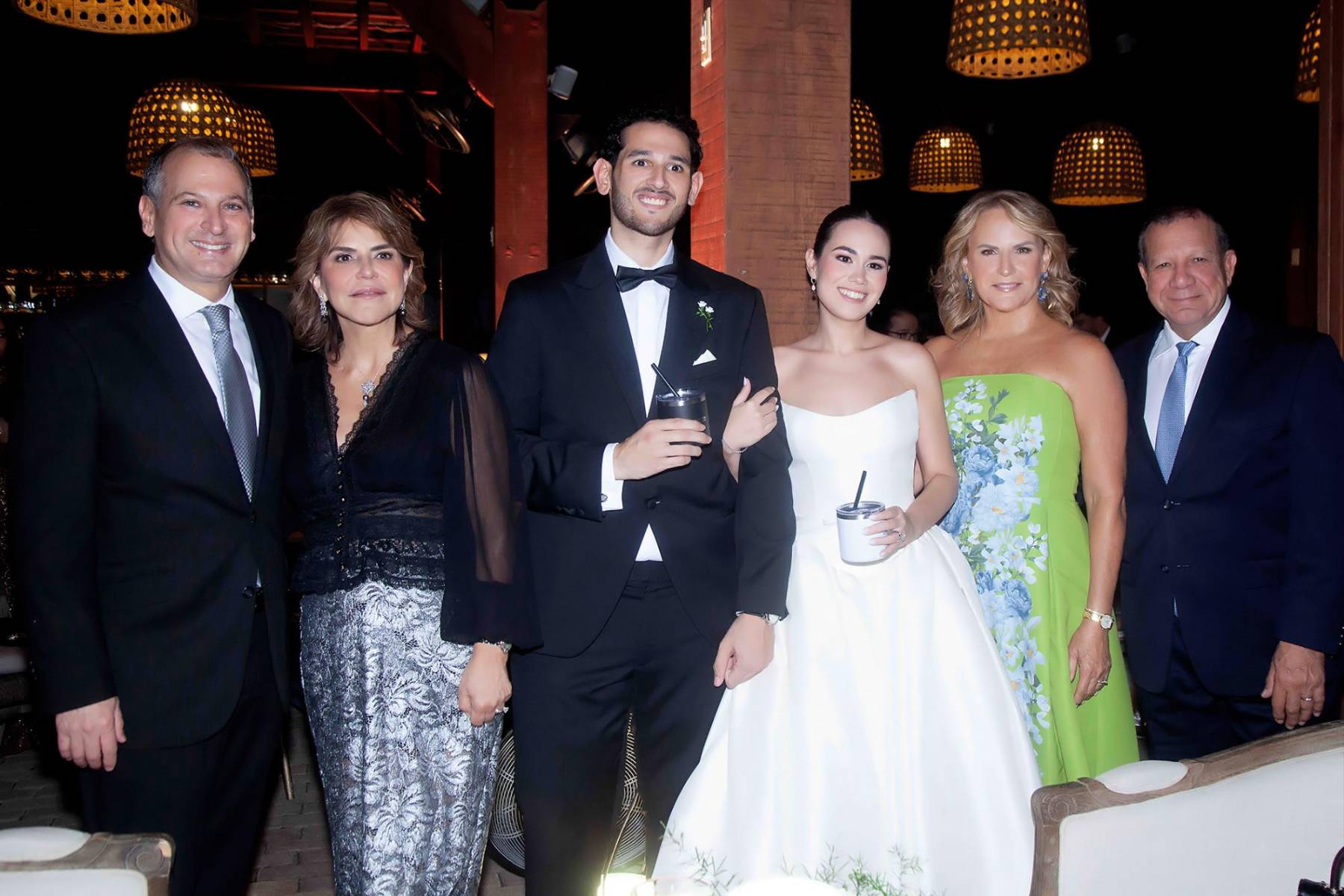 Luis y Gachi Larach con los recién casados Gustavo Adolfo Zavala y JulianaFernández, Vivían y Johny Chahín.