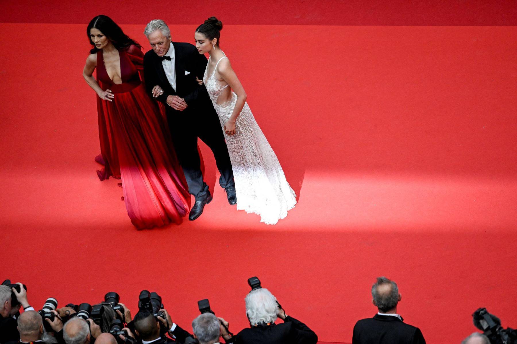 Catherine y Carys, ambas vestidas de Elie Saab, posan junto al actor ante decenas de fotógrafos que invaden Cannes estos días