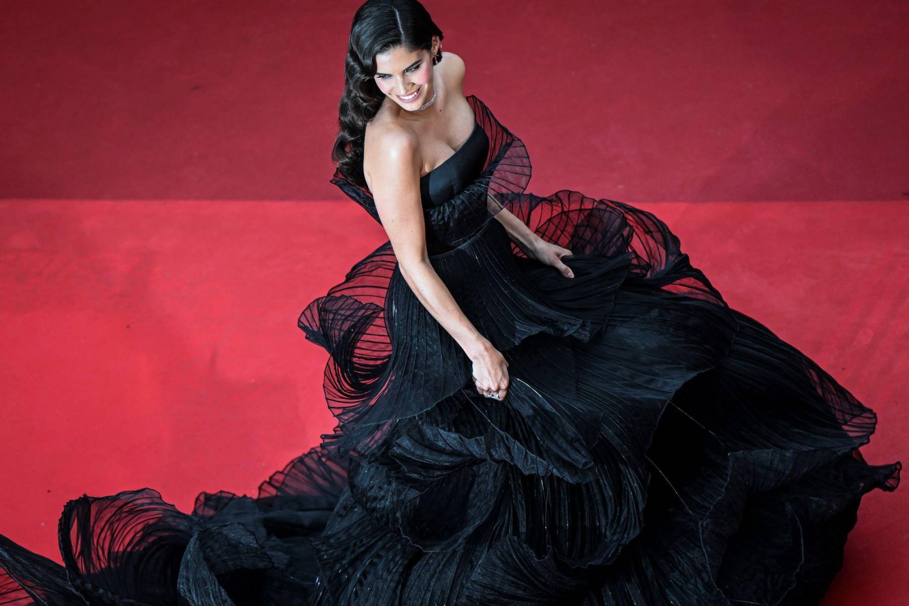 Sara Sampaio, quien alcanzó la fama en las pasarelas de Victoria’s Secret, en un vestido de multi layers de Sophie Couture
