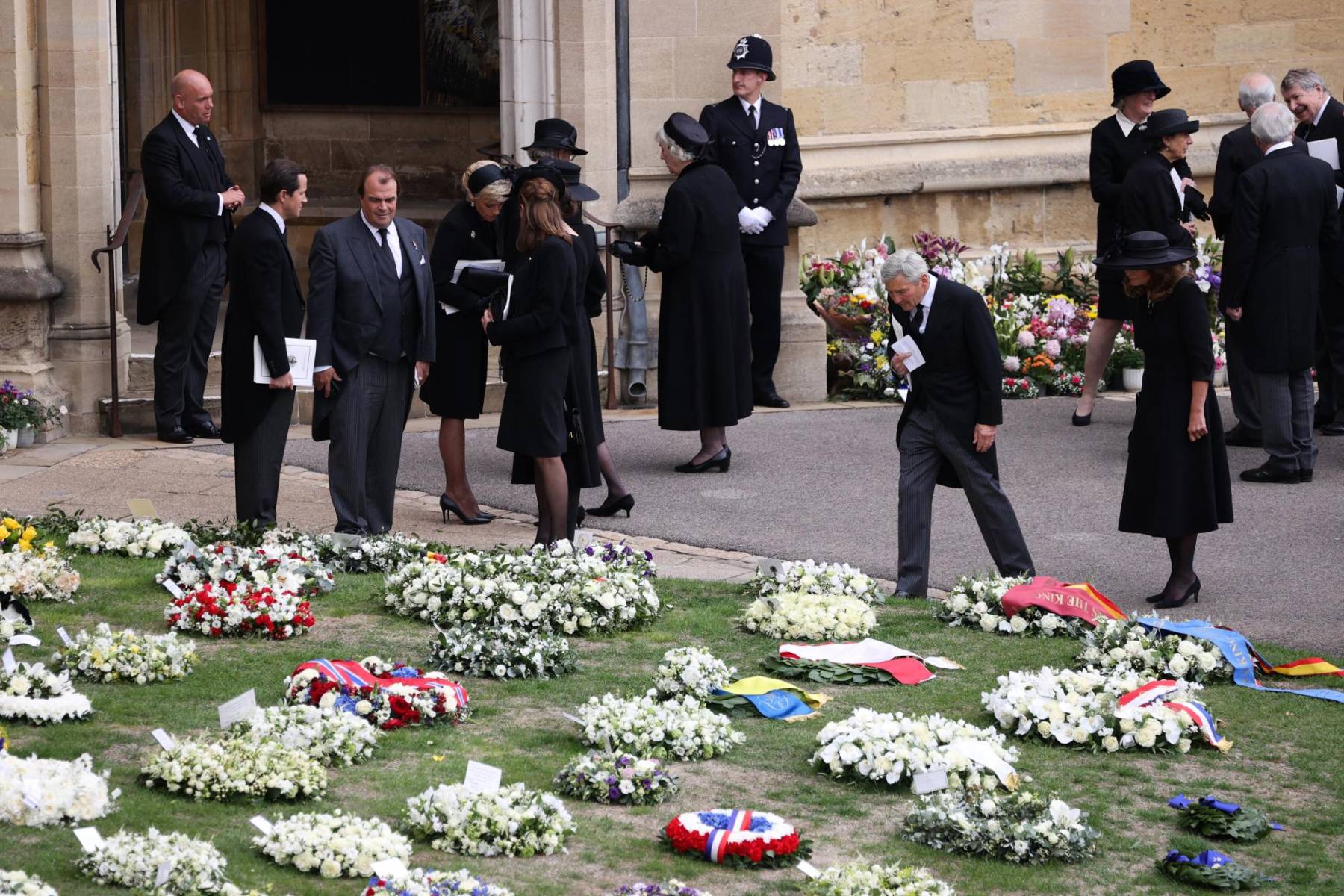 Los padres de Kate Middleton; Carole y Michael Middleton observan las ofrendas florales en las afueras de la capilla de St George. (Photo by ADRIAN DENNIS / POOL / AFP)
