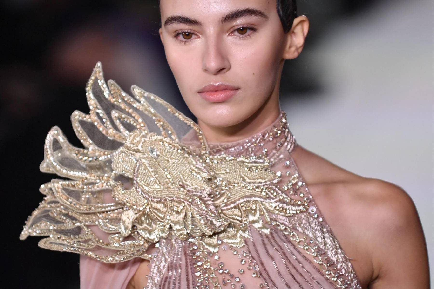 Brillos de lentejuelas y pedrería revisten de brillo vestidos con efectos 3D en el escote