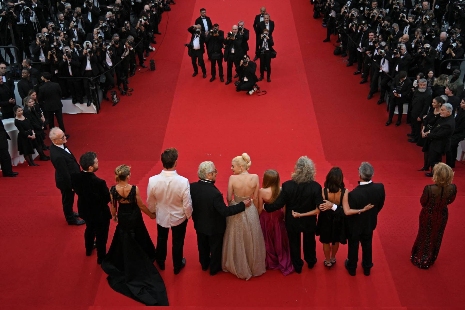 Parte del cast posa sobre la red carpet de Cannes
