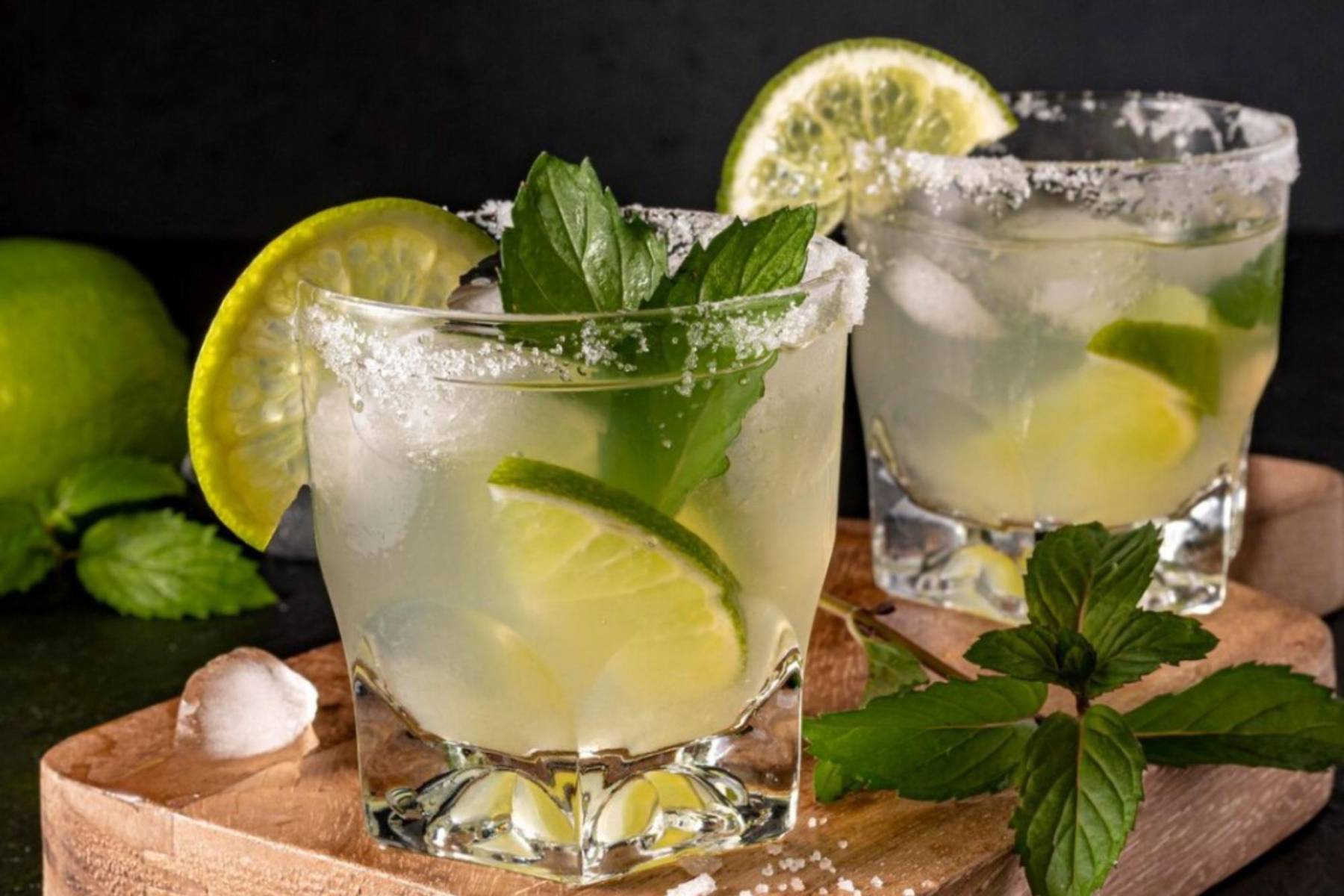 <b>Caipiriña: </b>Si hay un cóctel que simboliza el espíritu festivo de Brasil, ese es la Caipiriña. Hecho con cachaça, lima, azúcar y hielo, esta bebida refrescante se disfruta tanto como aperitivo como cóctel nocturno. La clave de su popularidad radica en su simplicidad, pero también en las variaciones: en algunos lugares se sustituye la cachaça por vodka (creando la “Caipiroska”) o por ron (la “Caipiríssima”). Para prepararla, corta una lima en trozos pequeños, agrégale dos cucharaditas de azúcar y macera suavemente en un vaso. Luego, añade hielo al gusto (aproximadamente 1/2 vaso) y vierte 50 ml de cachaça (o vodka o ron, según la variante) y mezcla bien.