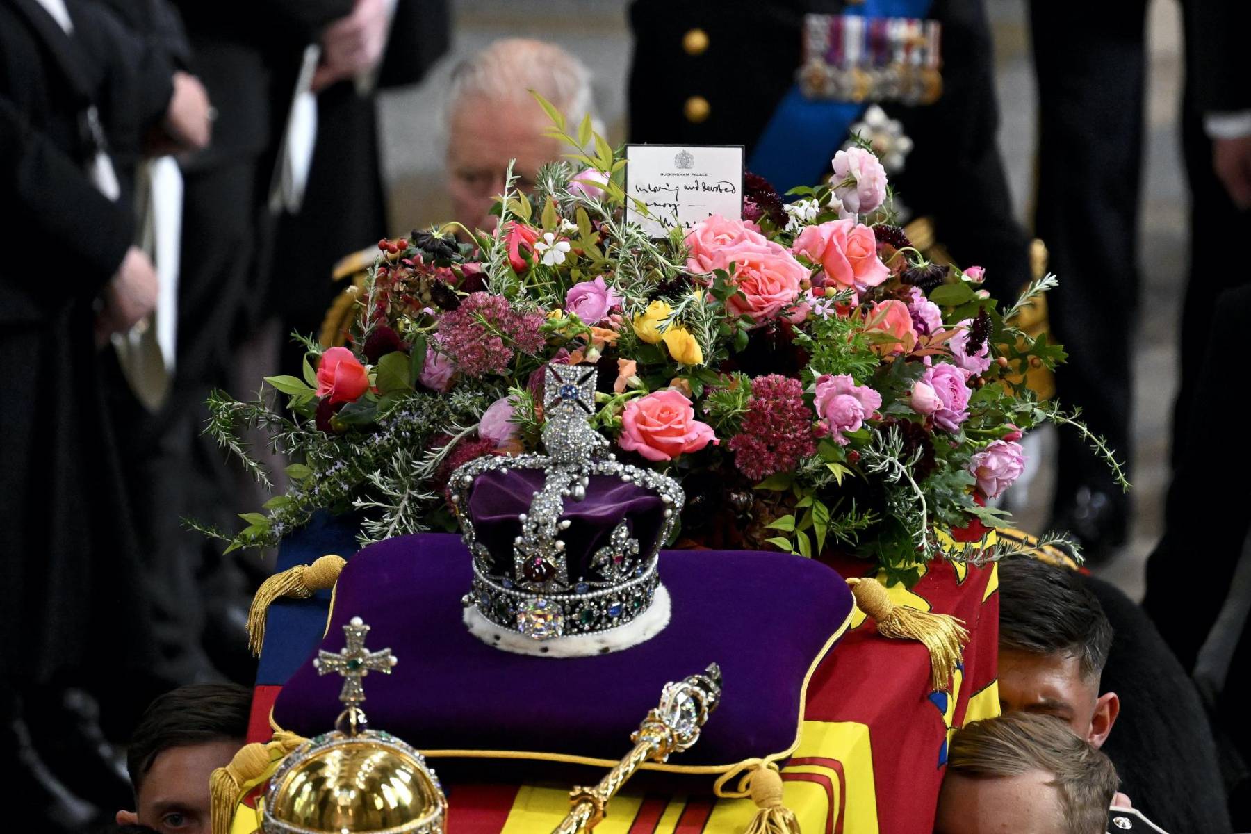 Además, Carlos solicitó que la corona colocada sobre el ataúd tuviera tallos cortados directamente de la planta cultivada en el ramo de bodas de la reina.