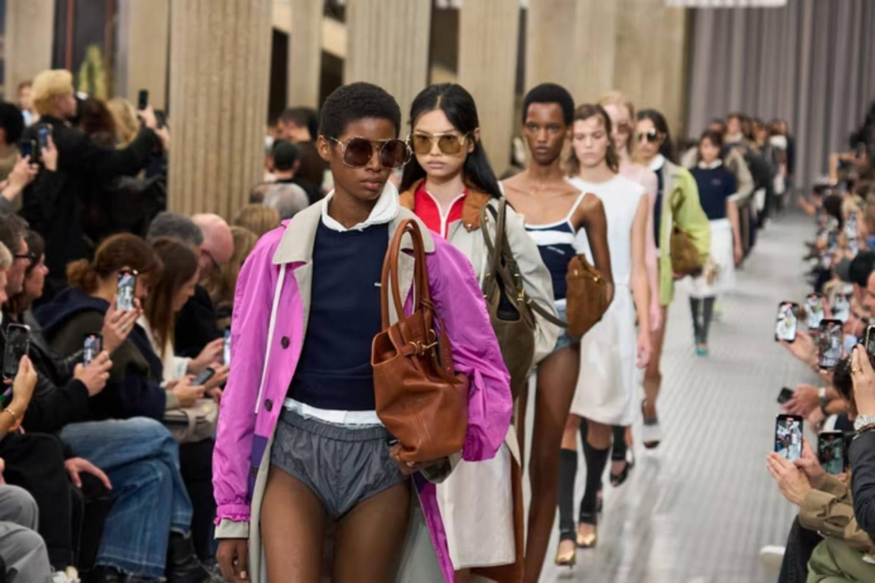 Antes de Versace, Vitale trabajó en Miu Miu como director de Diseño e Imagen, consolidando su reputación con colecciones innovadoras y sofisticadas.