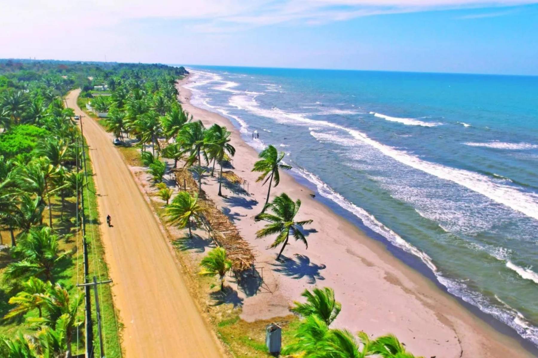 <b>Puerto Cortés: sabor caribeño y roadtrip vibes</b>Cerca de la ciudad pero con suficiente sabor playero, Puerto Cortés es el destino favorito para los que quieren roadtrip + playa sin complicaciones. Playas como Cieneguita se llenan de música, comida típica y ambiente caribeño durante toda la Semana Santa.