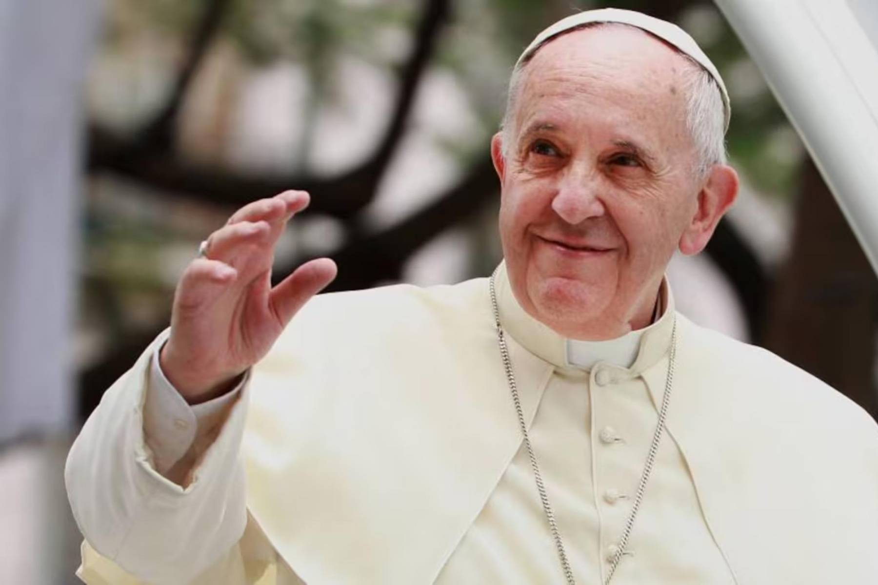El Papa Francisco fue una figura central en la Iglesia Católica y en el escenario mundial, destacándose por su estilo pastoral cercano, su enfoque de justicia social y su llamado a la unidad y la paz. Sin embargo, su pontificado no estuvo exento de polémicas. Desde sus declaraciones sobre el cambio climático hasta las tensiones sobre temas doctrinales, Francisco fue objeto de críticas tanto dentro como fuera de la Iglesia. A continuación, exploramos diez de las controversias marcaron su camino, reflejando los desafíos y las tensiones que enfrentó mientras lideró una institución en constante evolución.
