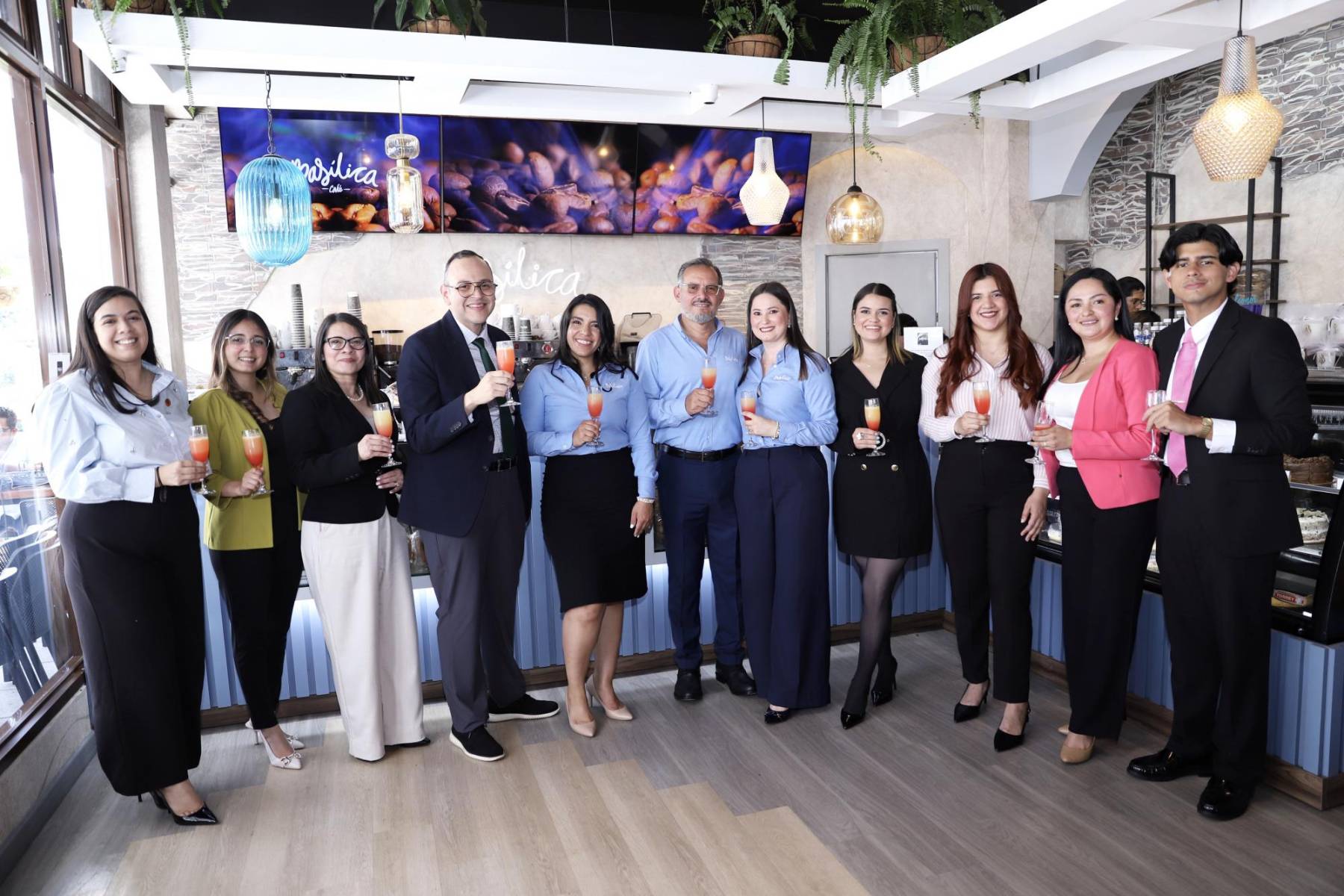 Banco de Occidente reafirmó su compromiso con el crecimiento del emprendimiento nacional al acompañar la reapertura de Basílica Café, un espacio que combina tradición, sabores e innovación ubicado frente al Templo San Judas en la Basílica de Suyapa. Este proyecto, impulsado por un grupo de visionarios hondureños, ofrece una experiencia moderna con productos de alta calidad y un ambiente familiar. 