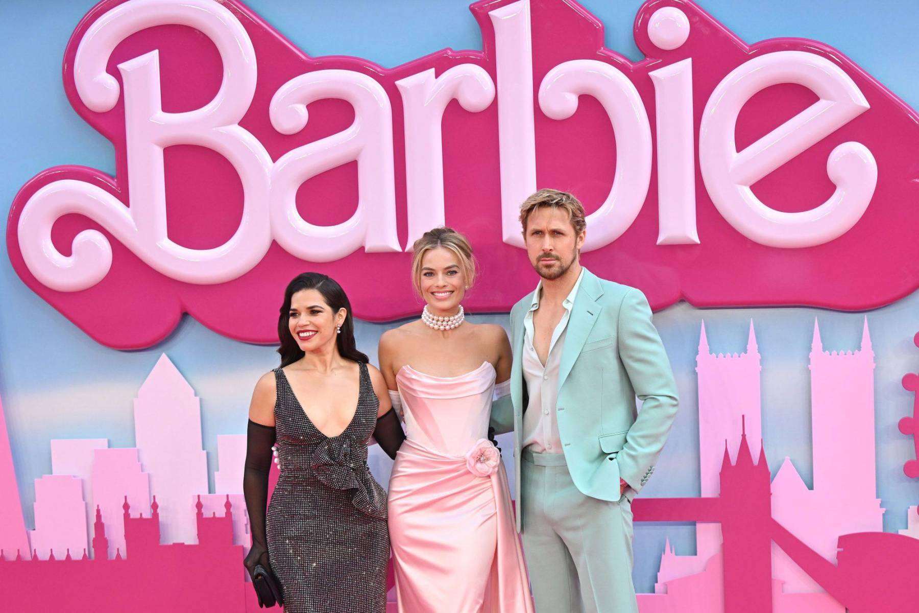 América Ferrera, Margot Robbie y Ryan Gosling en la premier en Londres