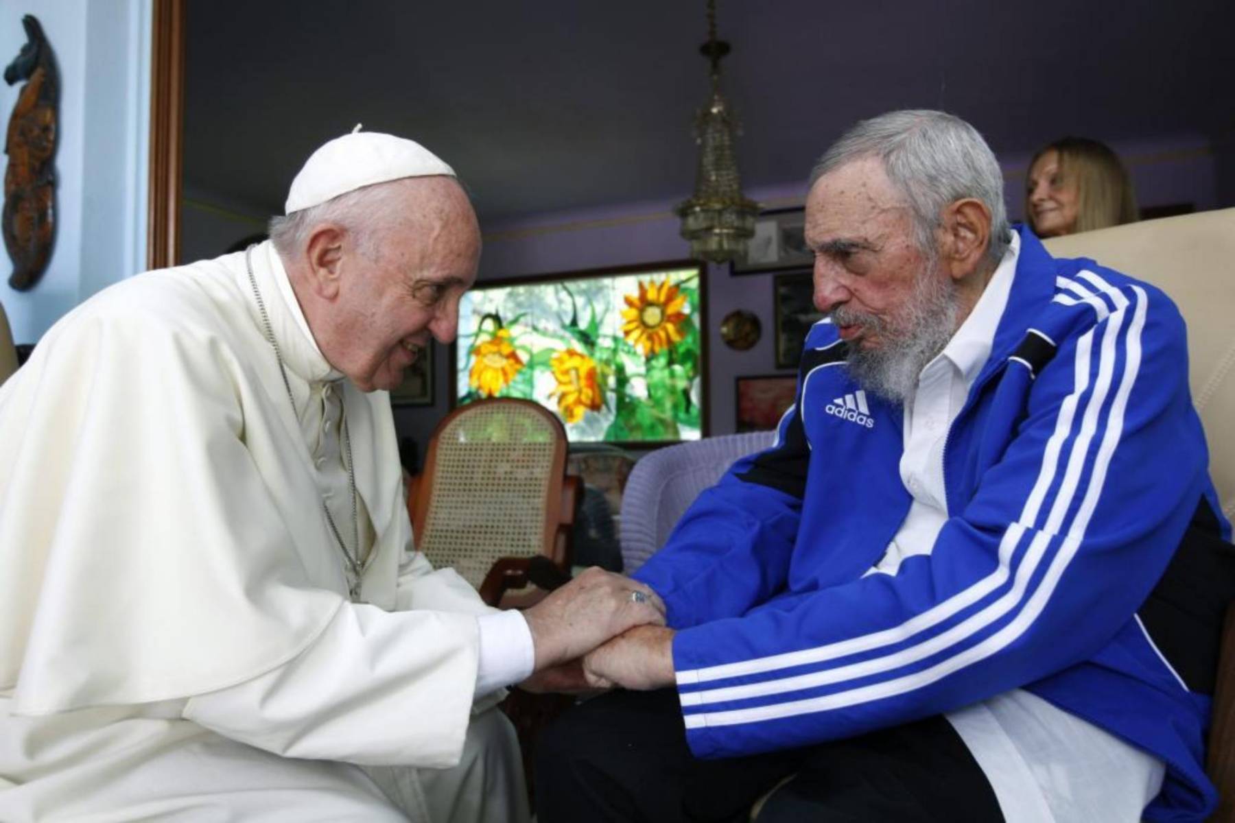 <b>El encuentro con el líder cubano Fidel Castro</b>En 2015, el Papa Francisco se reunió con el líder cubano Fidel Castro, un encuentro que generó controversia debido a las tensiones históricas entre la Iglesia Católica y el régimen comunista de Cuba. Algunos críticos consideraron que este gesto de acercamiento al régimen de Castro podría interpretarse como una aprobación tácita de su política, mientras que otros defendieron que el Papa siempre ha promovido el diálogo.