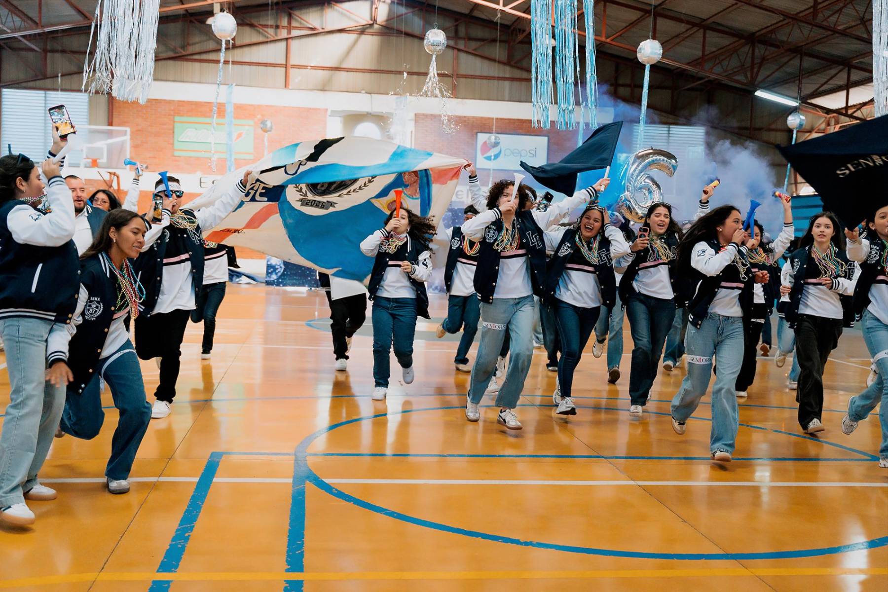 Senior entrance de la clase 2026 del Instituto María Auxiliadora