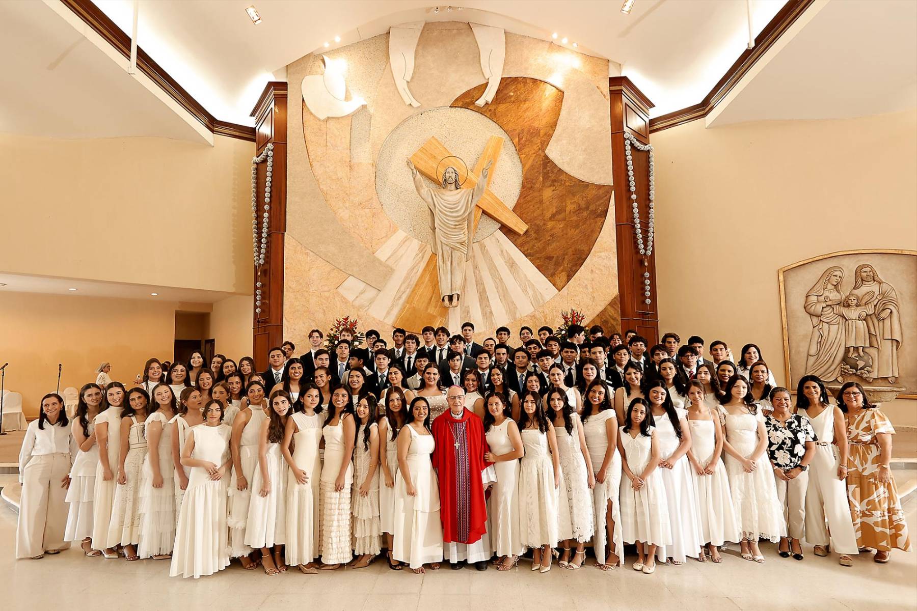 Los estudiantes de la Escuela Internacional Sampedrana celebraron su Confirmación en una ceremonia llena de significado y emoción. La cita fue en el Templo Sagrada Familia de la Fundación Mhotivo, donde familiares y seres queridos se reunieron para acompañar a los jóvenes en este importante sacramento, marcando un nuevo paso en su camino espiritual. 