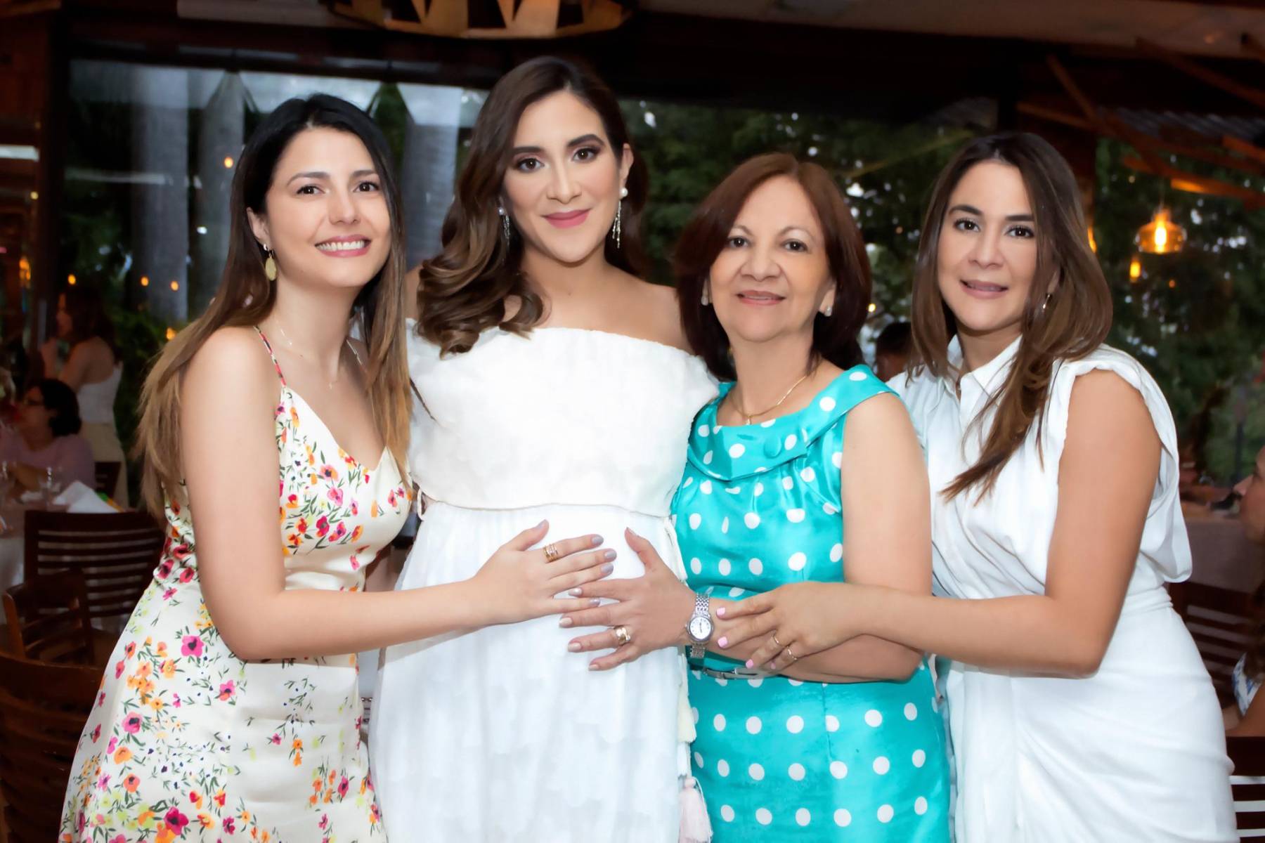 Tania Fajardo, Ángela Andonie, Julie Fajardo y Claudia Zornita.
